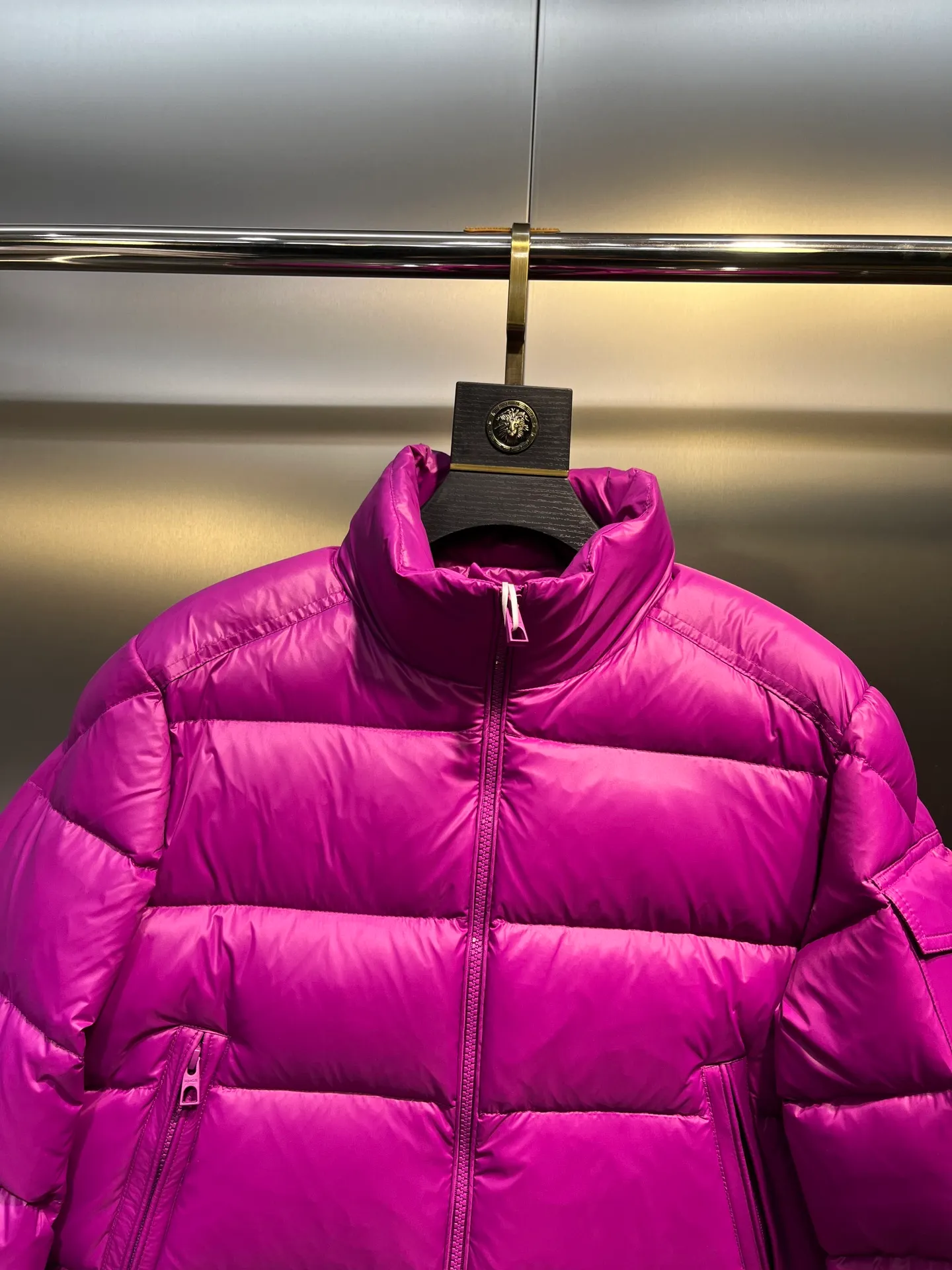 P780 moncler 🌟down jacket, original custom-made hardware accessories, all imported and original customization, welcome to compare, absolutely high quality, using top-grade 90 white duck down, super soft, fluffy and plump, super heavy-duty, excellent fabric workmanship, perfect version. Note⚠The fabric is super comfortable, exclusive model, non-market goods, same sizes for men and women.  size: 1234