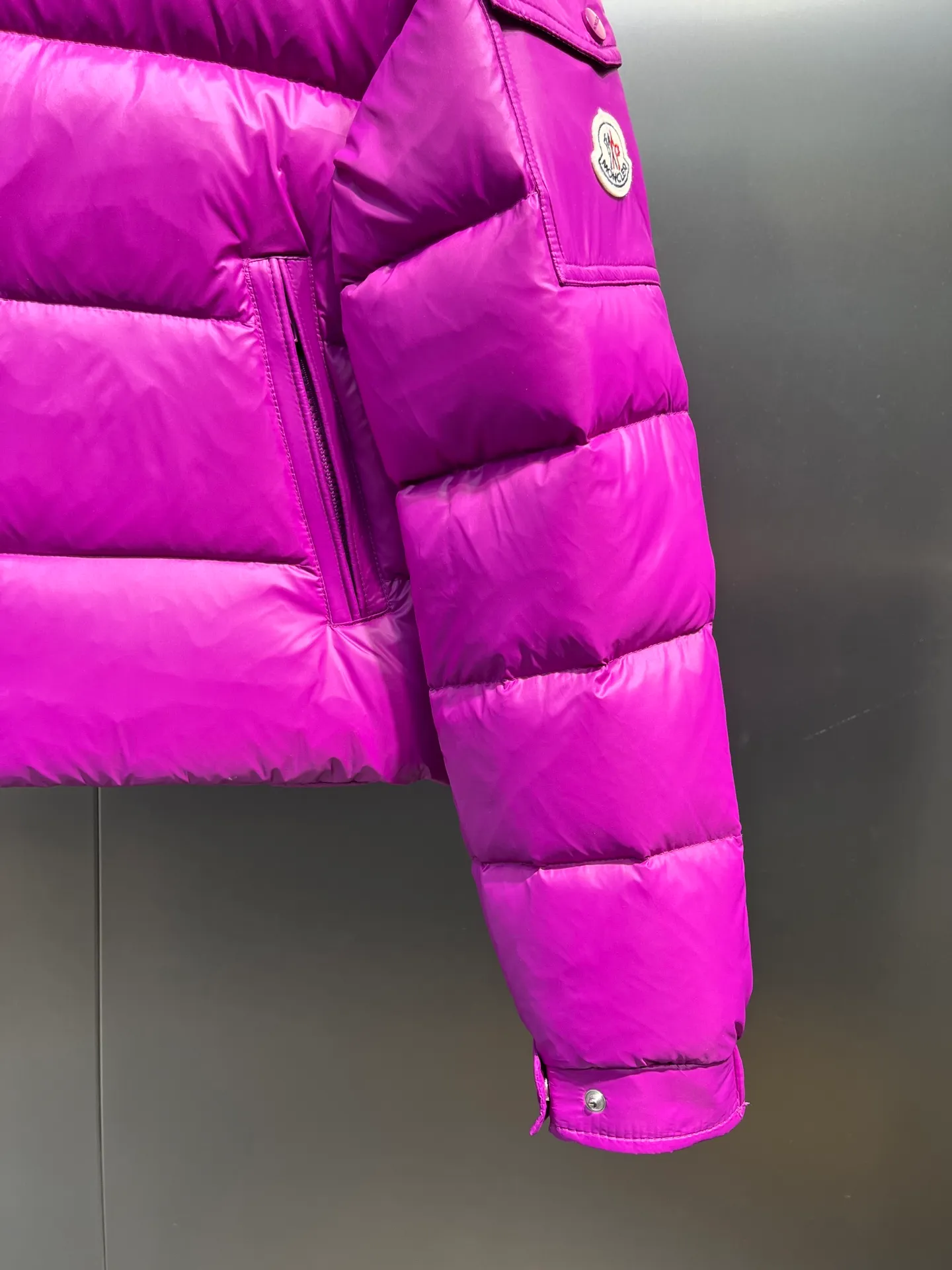 P780 moncler 🌟down jacket, original custom-made hardware accessories, all imported and original customization, welcome to compare, absolutely high quality, using top-grade 90 white duck down, super soft, fluffy and plump, super heavy-duty, excellent fabric workmanship, perfect version. Note⚠The fabric is super comfortable, exclusive model, non-market goods, same sizes for men and women.  size: 1234