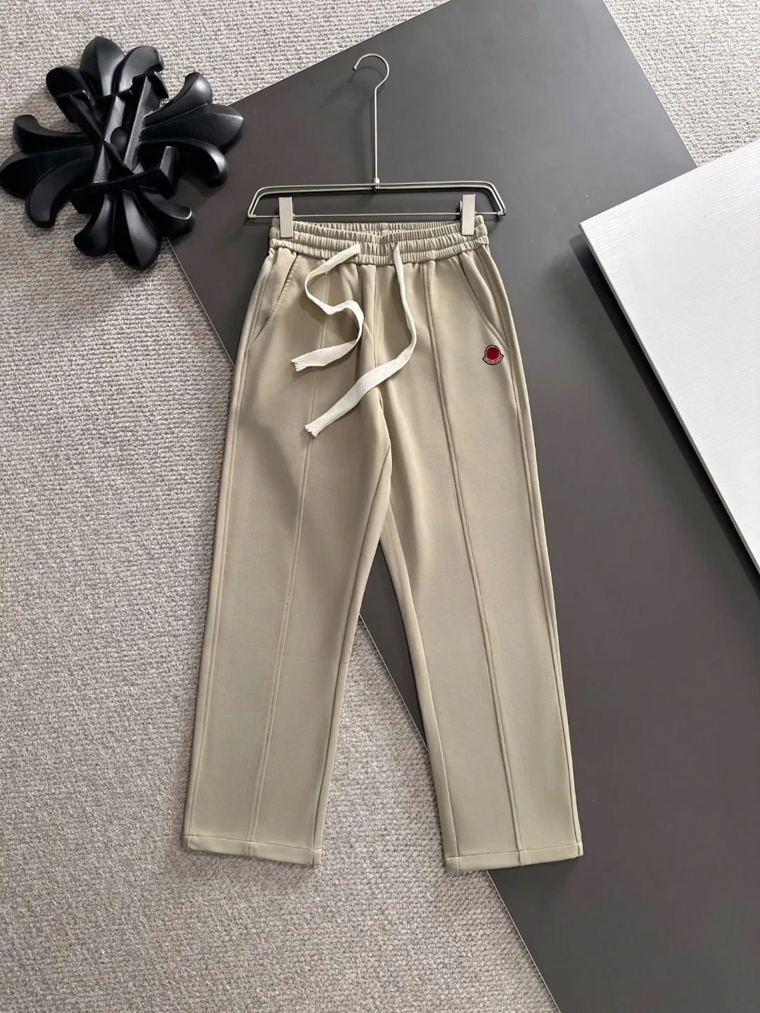 Shipped in 2-3 days P360 MONCLER/Mongolian Exclusive first release of 25ss autumn and winter new high-quality trousers Compare real-life details at will A perfect choice for autumn and winter. A must-have item. Sizes: M to 4XL (please state your height and weight when placing an order)