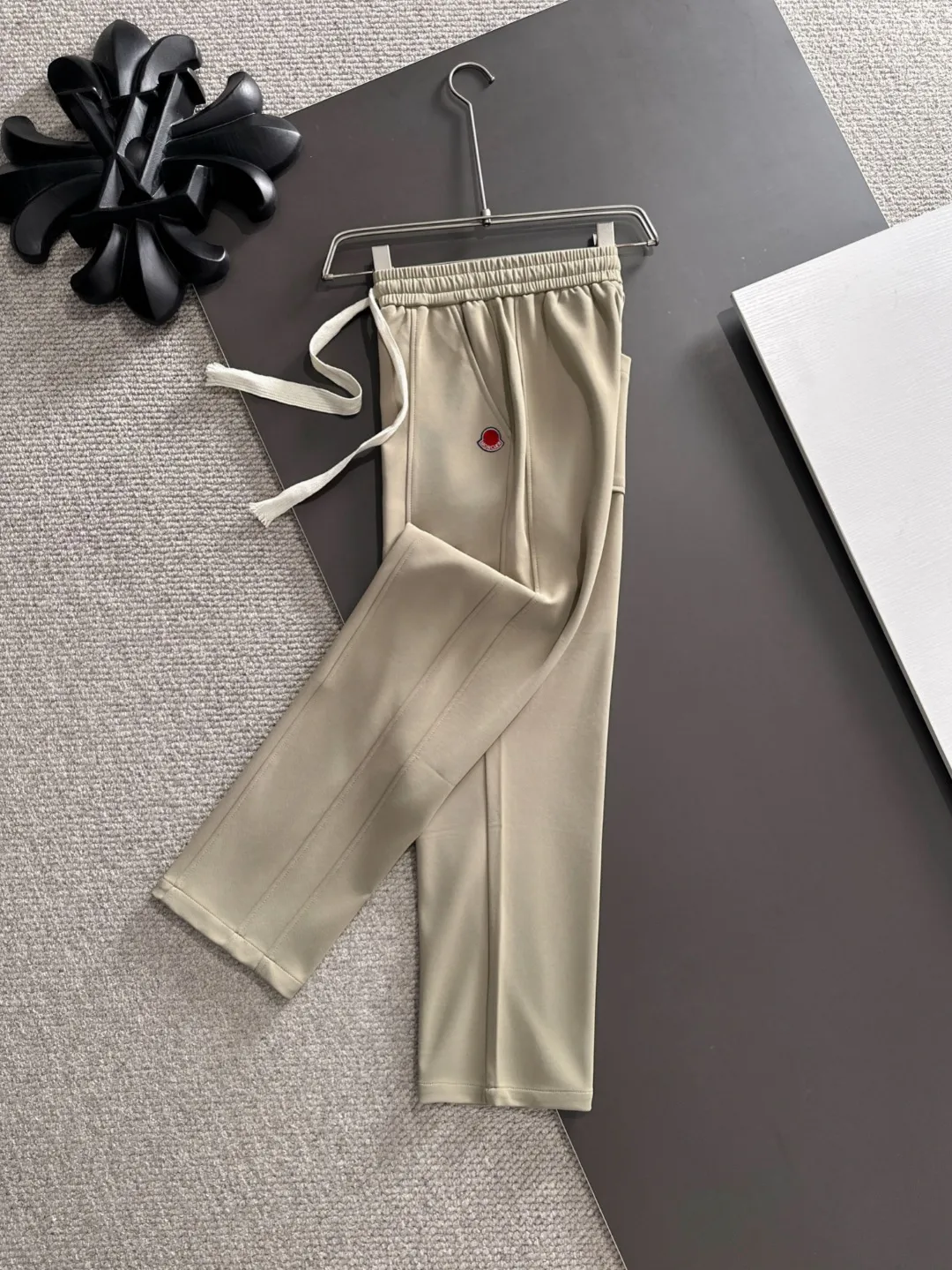 Shipped in 2-3 days P360 MONCLER/Mongolian Exclusive first release of 25ss autumn and winter new high-quality trousers Compare real-life details at will A perfect choice for autumn and winter. A must-have item. Sizes: M to 4XL (please state your height and weight when placing an order)