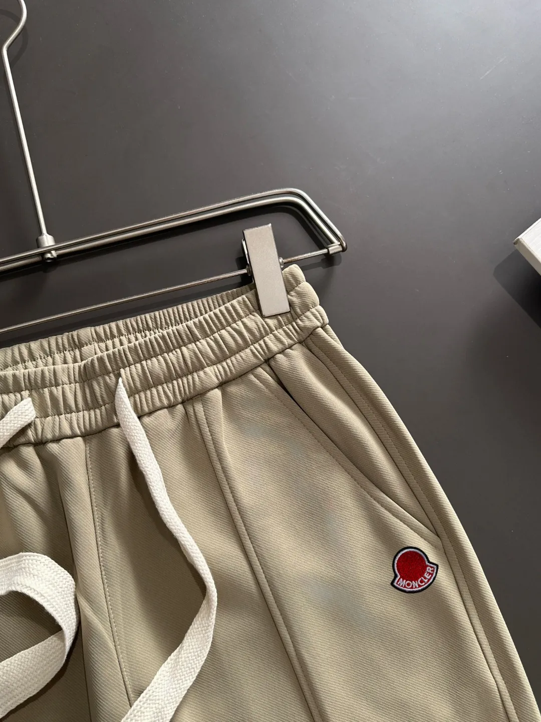 Shipped in 2-3 days P360 MONCLER/Mongolian Exclusive first release of 25ss autumn and winter new high-quality trousers Compare real-life details at will A perfect choice for autumn and winter. A must-have item. Sizes: M to 4XL (please state your height and weight when placing an order)