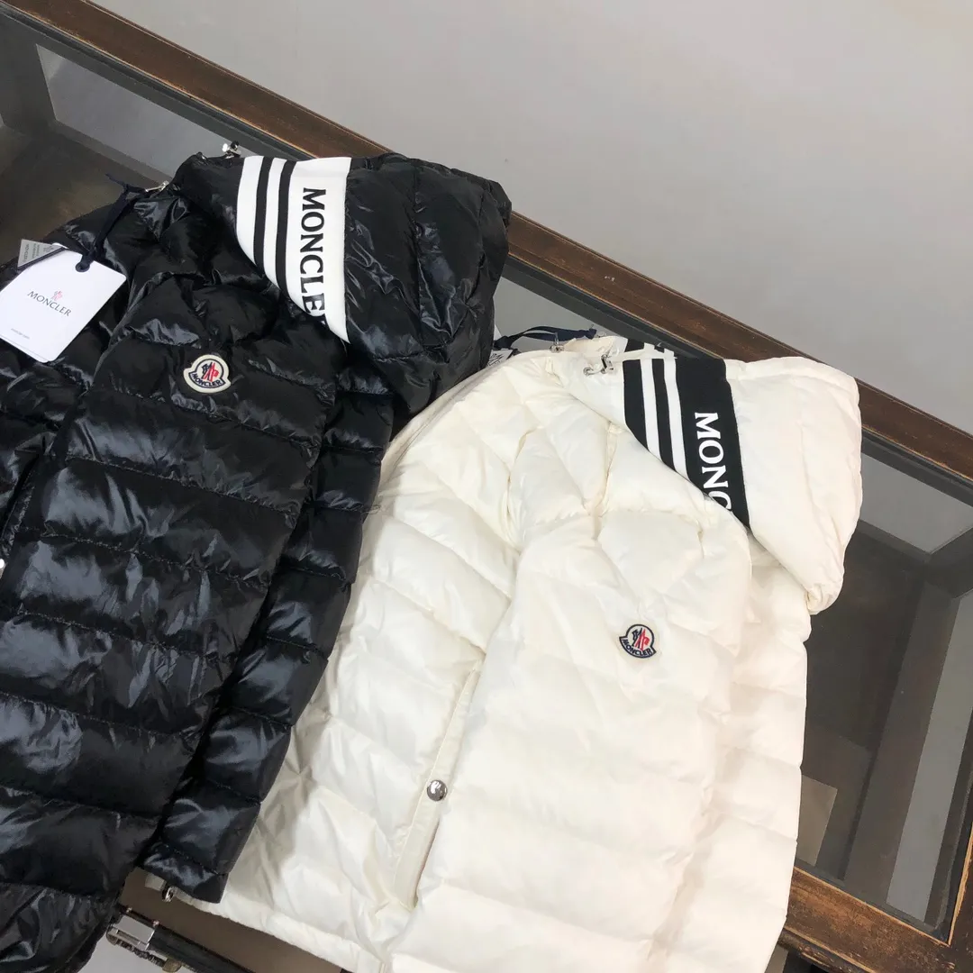 P800 🆕🆕🆕MONCLER 2024 winter latest hooded down jacket, thin and light, couple style! ! On sale simultaneously on the official website! This down jacket has a great sense of design and looks, and you can buy it directly with quality control. It’s a high-end product that you can’t go wrong with! Simple and elegant design ~ The hat webbing is designed with black and white splicing and is engraved with the brand's logo letter print ~ The overall design makes this dress unique! It is made of imported high-tech fabrics and is filled with white duck down. The texture and shape of the fabric are exquisite. You can feel its powerful aura through the detailed pictures. It also has superior handsomeness and thermal performance, making it easy to wear in various occasions! With polythermal insulation, you don’t have to worry about a little chill! It highlights the look and is also very warm~ Color: black, off-white Size: 1-2-3-4-5 (M~3XL)