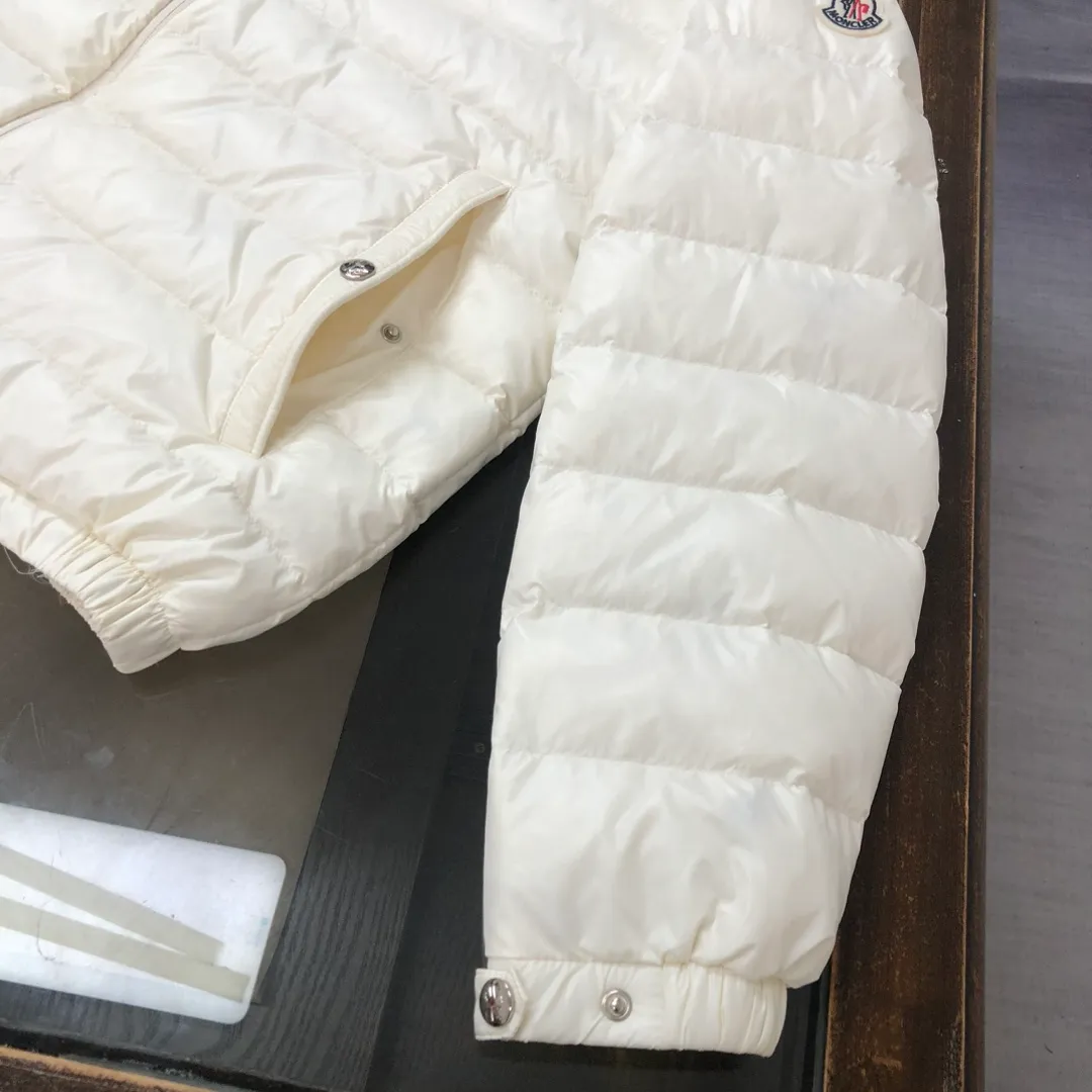 P800 🆕🆕🆕MONCLER 2024 winter latest hooded down jacket, thin and light, couple style! ! On sale simultaneously on the official website! This down jacket has a great sense of design and looks, and you can buy it directly with quality control. It’s a high-end product that you can’t go wrong with! Simple and elegant design ~ The hat webbing is designed with black and white splicing and is engraved with the brand's logo letter print ~ The overall design makes this dress unique! It is made of imported high-tech fabrics and is filled with white duck down. The texture and shape of the fabric are exquisite. You can feel its powerful aura through the detailed pictures. It also has superior handsomeness and thermal performance, making it easy to wear in various occasions! With polythermal insulation, you don’t have to worry about a little chill! It highlights the look and is also very warm~ Color: black, off-white Size: 1-2-3-4-5 (M~3XL)