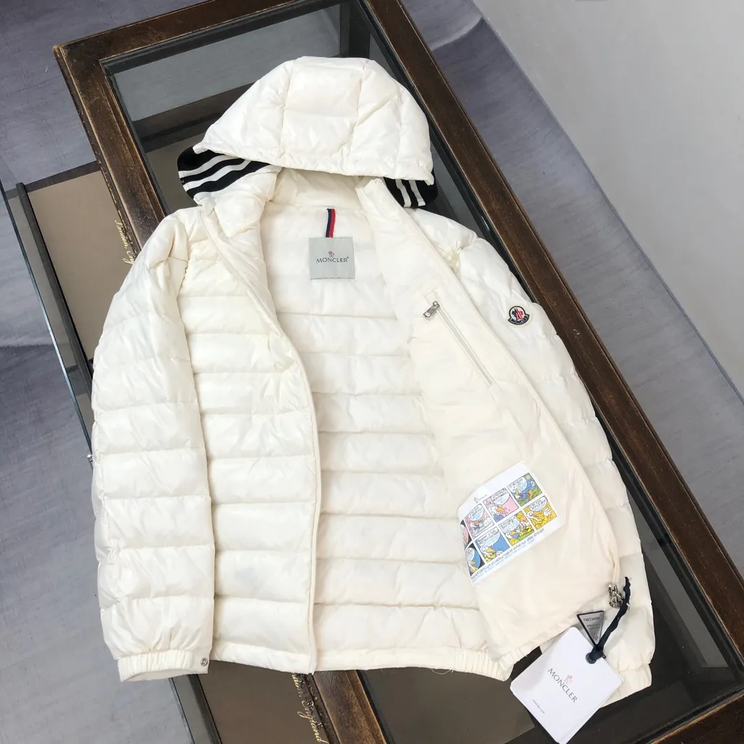 P800 🆕🆕🆕MONCLER 2024 winter latest hooded down jacket, thin and light, couple style! ! On sale simultaneously on the official website! This down jacket has a great sense of design and looks, and you can buy it directly with quality control. It’s a high-end product that you can’t go wrong with! Simple and elegant design ~ The hat webbing is designed with black and white splicing and is engraved with the brand's logo letter print ~ The overall design makes this dress unique! It is made of imported high-tech fabrics and is filled with white duck down. The texture and shape of the fabric are exquisite. You can feel its powerful aura through the detailed pictures. It also has superior handsomeness and thermal performance, making it easy to wear in various occasions! With polythermal insulation, you don’t have to worry about a little chill! It highlights the look and is also very warm~ Color: black, off-white Size: 1-2-3-4-5 (M~3XL)