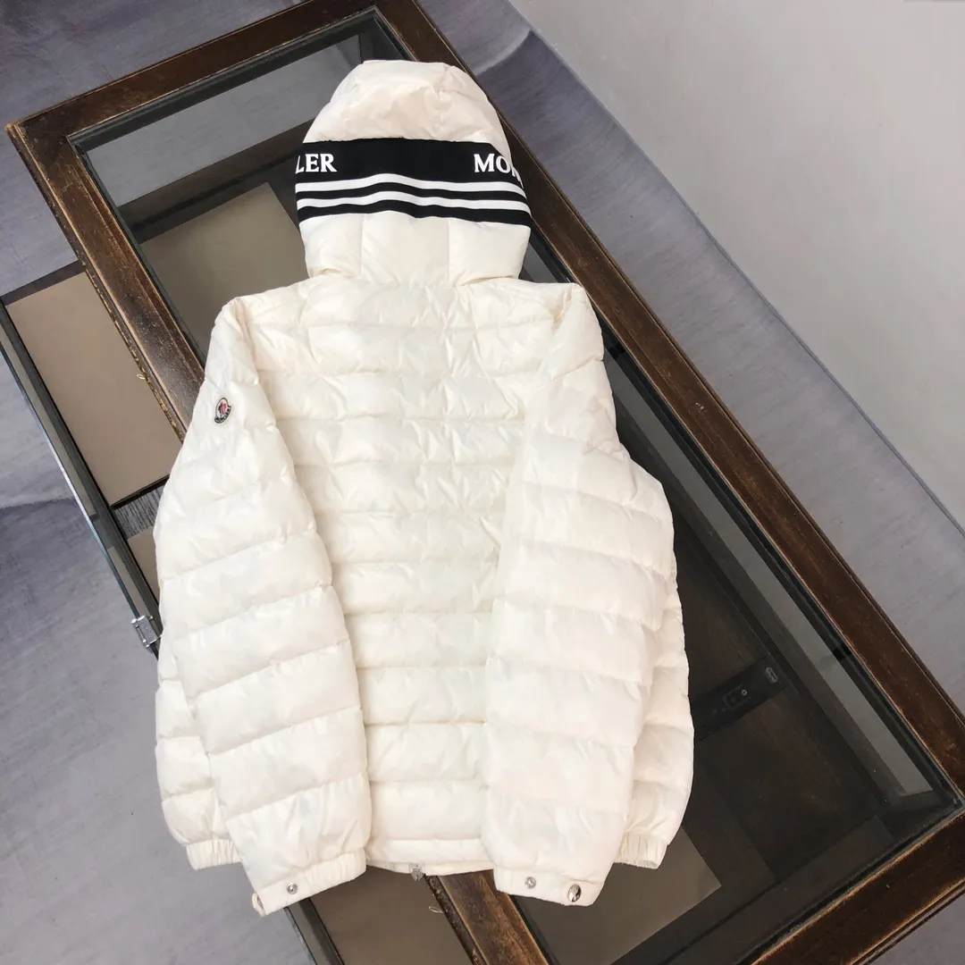 P800 🆕🆕🆕MONCLER 2024 winter latest hooded down jacket, thin and light, couple style! ! On sale simultaneously on the official website! This down jacket has a great sense of design and looks, and you can buy it directly with quality control. It’s a high-end product that you can’t go wrong with! Simple and elegant design ~ The hat webbing is designed with black and white splicing and is engraved with the brand's logo letter print ~ The overall design makes this dress unique! It is made of imported high-tech fabrics and is filled with white duck down. The texture and shape of the fabric are exquisite. You can feel its powerful aura through the detailed pictures. It also has superior handsomeness and thermal performance, making it easy to wear in various occasions! With polythermal insulation, you don’t have to worry about a little chill! It highlights the look and is also very warm~ Color: black, off-white Size: 1-2-3-4-5 (M~3XL)