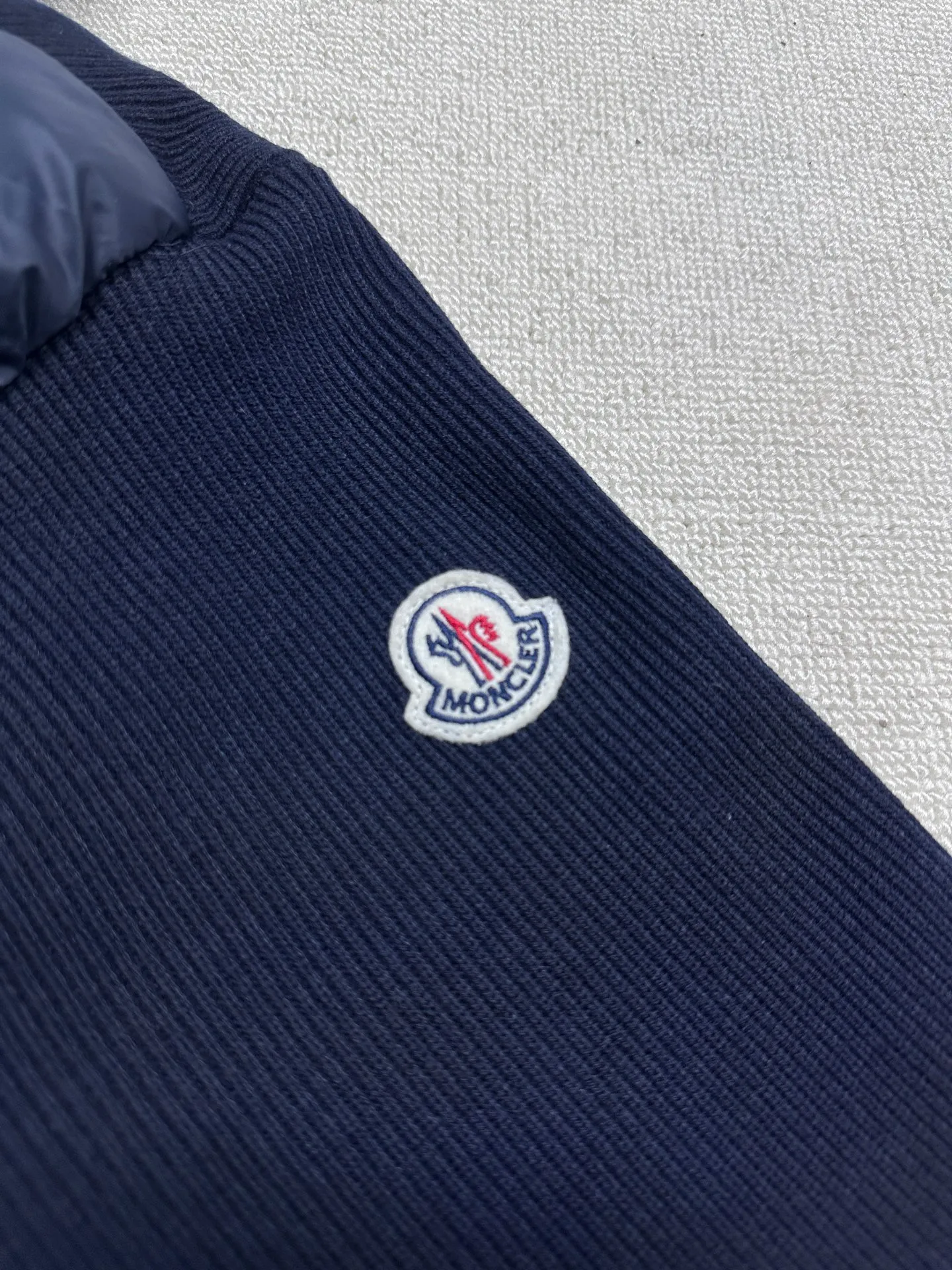P680 MoncleR/Muzzle Early autumn new hooded embroidered zipper wool knitted splicing jacket single down, a winter inner item, a must-have item for early autumn. The striped quilted cropped slim fit is versatile and effortless. The classic red, white and blue zipper design is age-reducing and fashionable. Original customized national standard 90 white duck down filling! Imported lightweight memory silk fabric is breathable and lightweight! Imported machine sewing line technology. The upper body is pure and handsome. Original hardware accessories Original mark Original size Size: S/M/L/XL/XXL