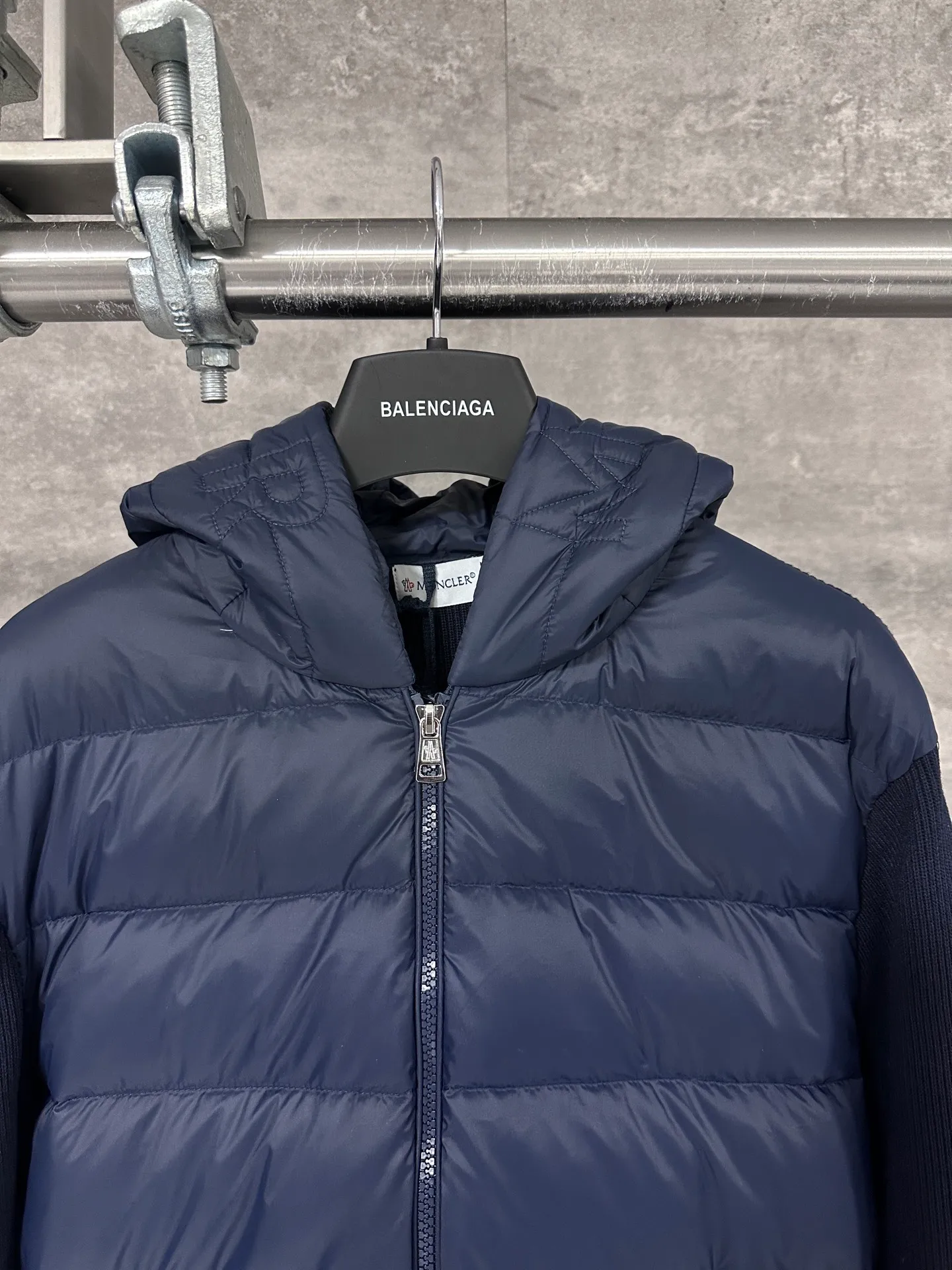 P680 MoncleR/Muzzle Early autumn new hooded embroidered zipper wool knitted splicing jacket single down, a winter inner item, a must-have item for early autumn. The striped quilted cropped slim fit is versatile and effortless. The classic red, white and blue zipper design is age-reducing and fashionable. Original customized national standard 90 white duck down filling! Imported lightweight memory silk fabric is breathable and lightweight! Imported machine sewing line technology. The upper body is pure and handsome. Original hardware accessories Original mark Original size Size: S/M/L/XL/XXL