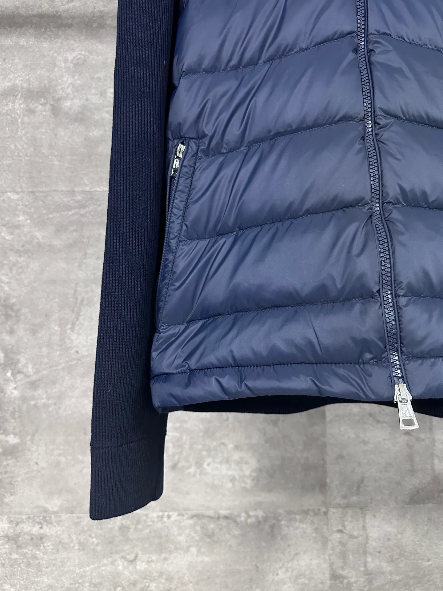 P680 MoncleR/Muzzle Early autumn new hooded embroidered zipper wool knitted splicing jacket single down, a winter inner item, a must-have item for early autumn. The striped quilted cropped slim fit is versatile and effortless. The classic red, white and blue zipper design is age-reducing and fashionable. Original customized national standard 90 white duck down filling! Imported lightweight memory silk fabric is breathable and lightweight! Imported machine sewing line technology. The upper body is pure and handsome. Original hardware accessories Original mark Original size Size: S/M/L/XL/XXL