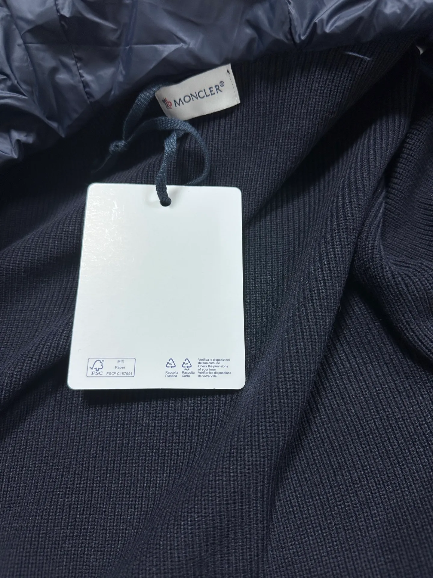P680 MoncleR/Muzzle Early autumn new hooded embroidered zipper wool knitted splicing jacket single down, a winter inner item, a must-have item for early autumn. The striped quilted cropped slim fit is versatile and effortless. The classic red, white and blue zipper design is age-reducing and fashionable. Original customized national standard 90 white duck down filling! Imported lightweight memory silk fabric is breathable and lightweight! Imported machine sewing line technology. The upper body is pure and handsome. Original hardware accessories Original mark Original size Size: S/M/L/XL/XXL