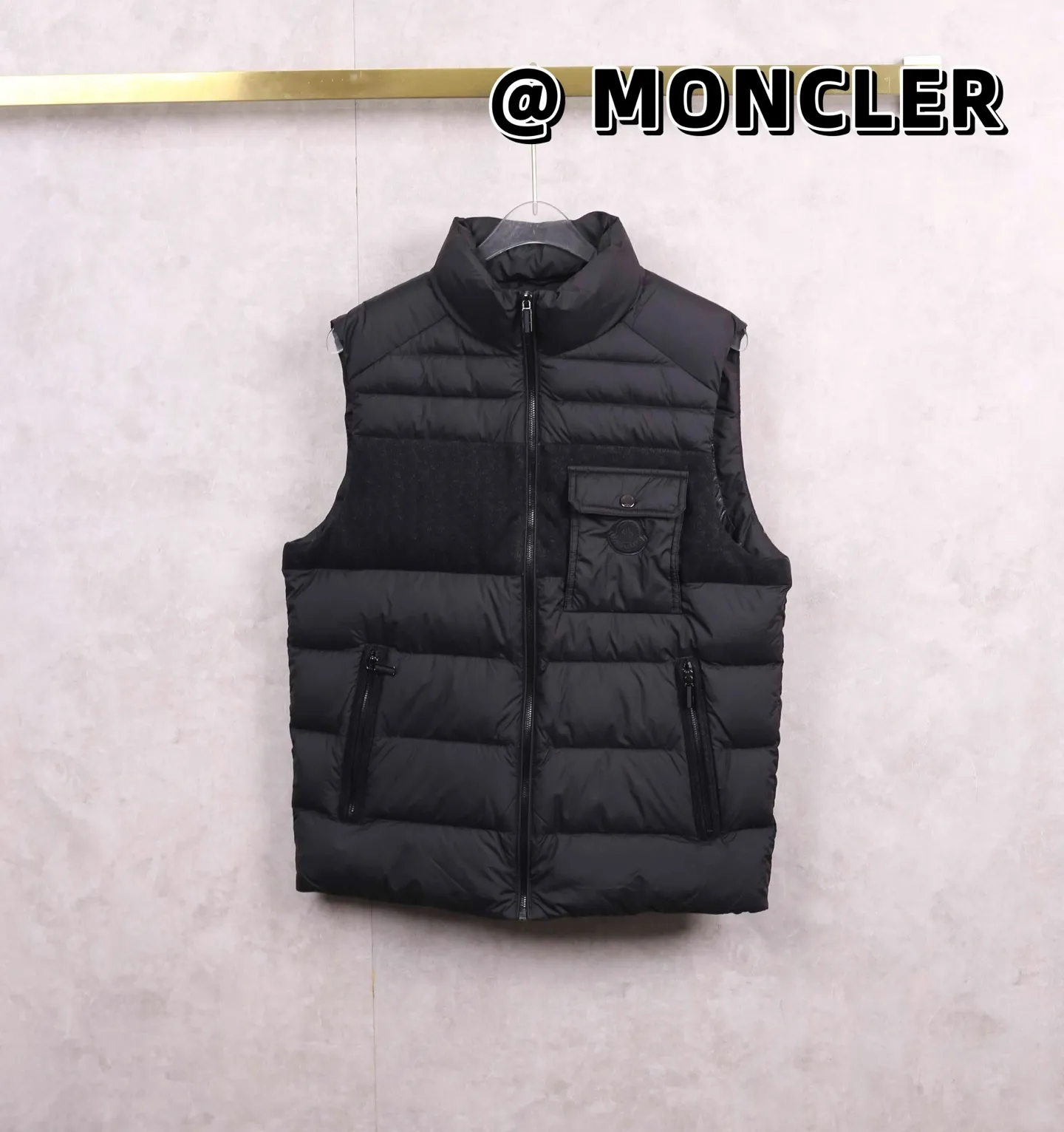 P520 MONCLER/Moncler early winter light down vest, national standard 90 white duck down, with quality inspection report, lightweight and fashionable, warm and stylish. The down vest gives winter style warmth, can be matched with any style, and has a sporty feel. The same style is available offline simultaneously. In winter, add a down vest to his wardrobe! This vest has a down lining, which is warm and lightweight, and the 90% down filling means you don’t have to worry about cold winds. 💪 Boys can find a suitable size regardless of their height or shape. Wearing it will instantly enhance your gentlemanly demeanor. 🕴️ The detailed quilting process not only doubles the warmth effect, but also modifies the body shape, making your he look taller and taller. 👌 Whether it is daily travel or formal occasions, this down vest is the perfect choice. Give him a warm and fashionable autumn and winter, you deserve it! 🎁