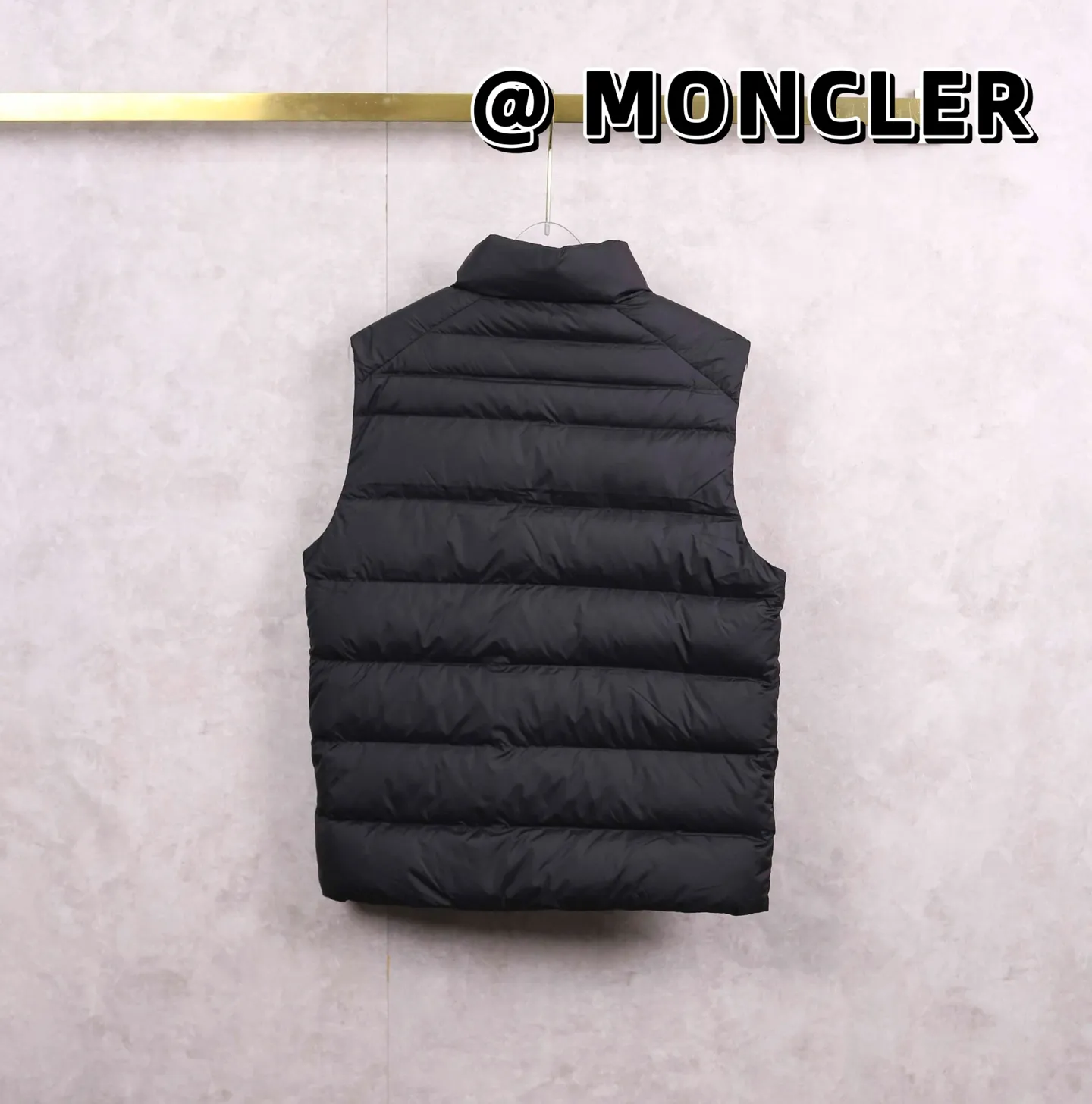 P520 MONCLER/Moncler early winter light down vest, national standard 90 white duck down, with quality inspection report, lightweight and fashionable, warm and stylish. The down vest gives winter style warmth, can be matched with any style, and has a sporty feel. The same style is available offline simultaneously. In winter, add a down vest to his wardrobe! This vest has a down lining, which is warm and lightweight, and the 90% down filling means you don’t have to worry about cold winds. 💪 Boys can find a suitable size regardless of their height or shape. Wearing it will instantly enhance your gentlemanly demeanor. 🕴️ The detailed quilting process not only doubles the warmth effect, but also modifies the body shape, making your he look taller and taller. 👌 Whether it is daily travel or formal occasions, this down vest is the perfect choice. Give him a warm and fashionable autumn and winter, you deserve it! 🎁