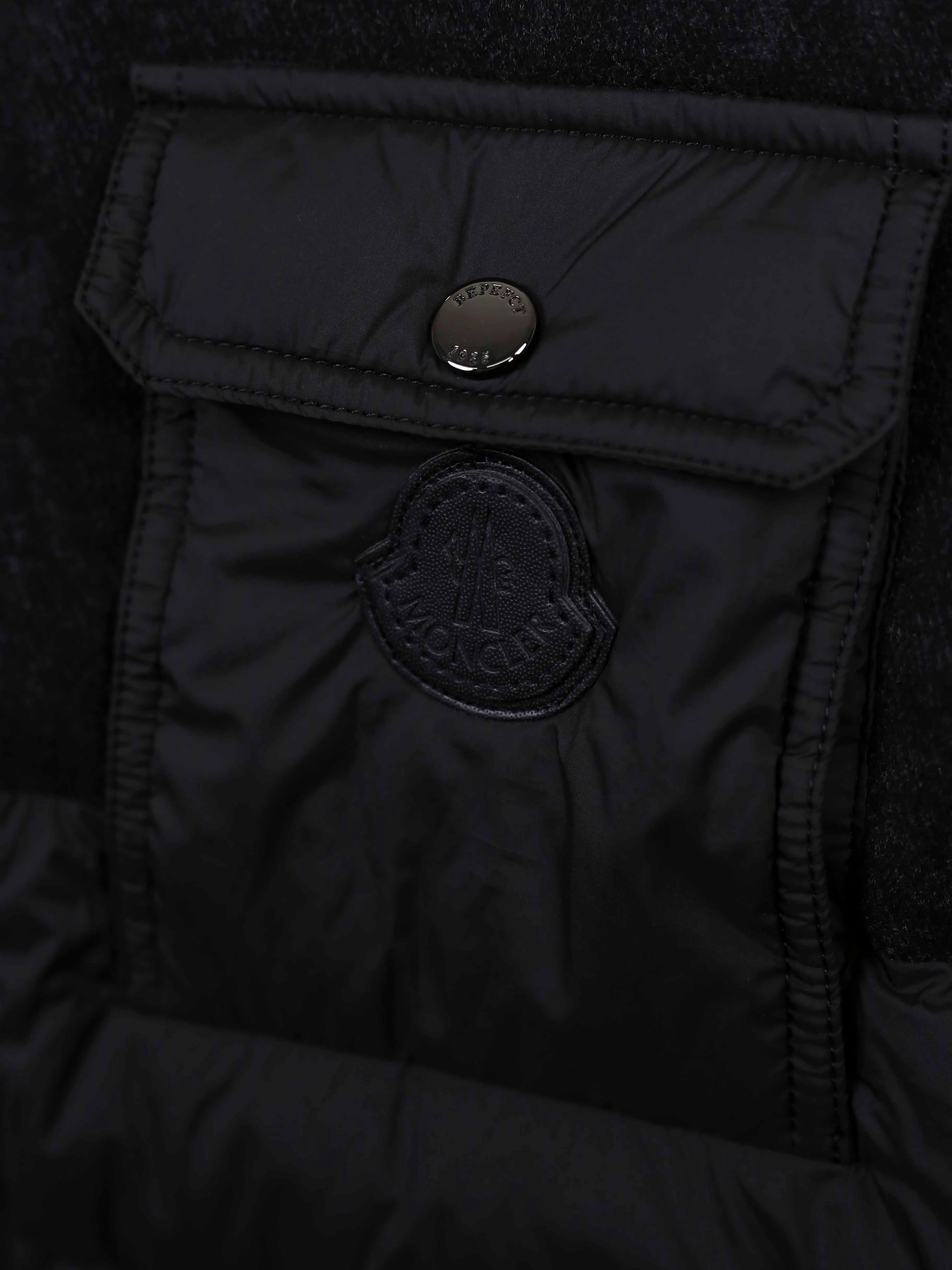 P520 MONCLER/Moncler early winter light down vest, national standard 90 white duck down, with quality inspection report, lightweight and fashionable, warm and stylish. The down vest gives winter style warmth, can be matched with any style, and has a sporty feel. The same style is available offline simultaneously. In winter, add a down vest to his wardrobe! This vest has a down lining, which is warm and lightweight, and the 90% down filling means you don’t have to worry about cold winds. 💪 Boys can find a suitable size regardless of their height or shape. Wearing it will instantly enhance your gentlemanly demeanor. 🕴️ The detailed quilting process not only doubles the warmth effect, but also modifies the body shape, making your he look taller and taller. 👌 Whether it is daily travel or formal occasions, this down vest is the perfect choice. Give him a warm and fashionable autumn and winter, you deserve it! 🎁