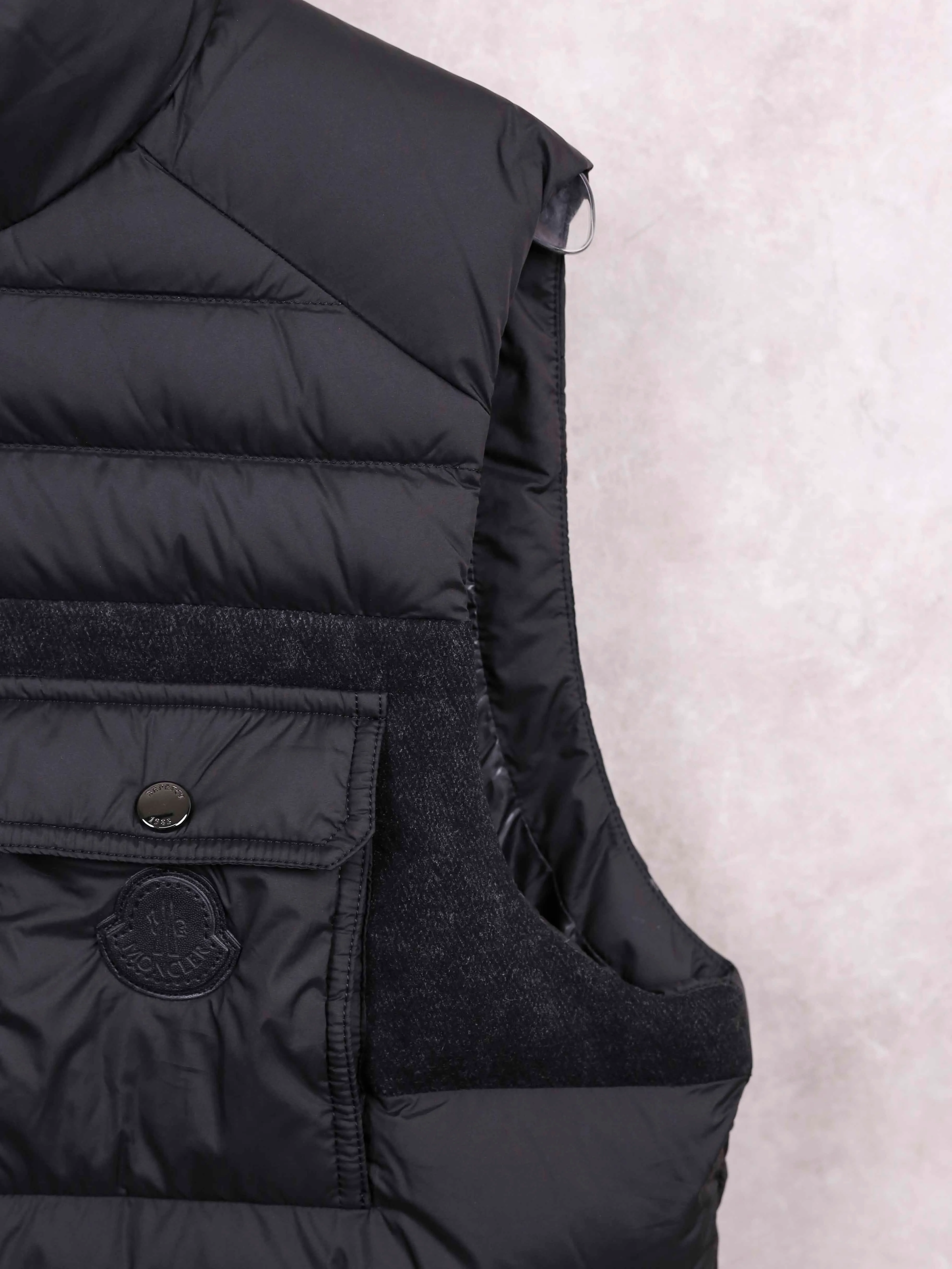 P520 MONCLER/Moncler early winter light down vest, national standard 90 white duck down, with quality inspection report, lightweight and fashionable, warm and stylish. The down vest gives winter style warmth, can be matched with any style, and has a sporty feel. The same style is available offline simultaneously. In winter, add a down vest to his wardrobe! This vest has a down lining, which is warm and lightweight, and the 90% down filling means you don’t have to worry about cold winds. 💪 Boys can find a suitable size regardless of their height or shape. Wearing it will instantly enhance your gentlemanly demeanor. 🕴️ The detailed quilting process not only doubles the warmth effect, but also modifies the body shape, making your he look taller and taller. 👌 Whether it is daily travel or formal occasions, this down vest is the perfect choice. Give him a warm and fashionable autumn and winter, you deserve it! 🎁