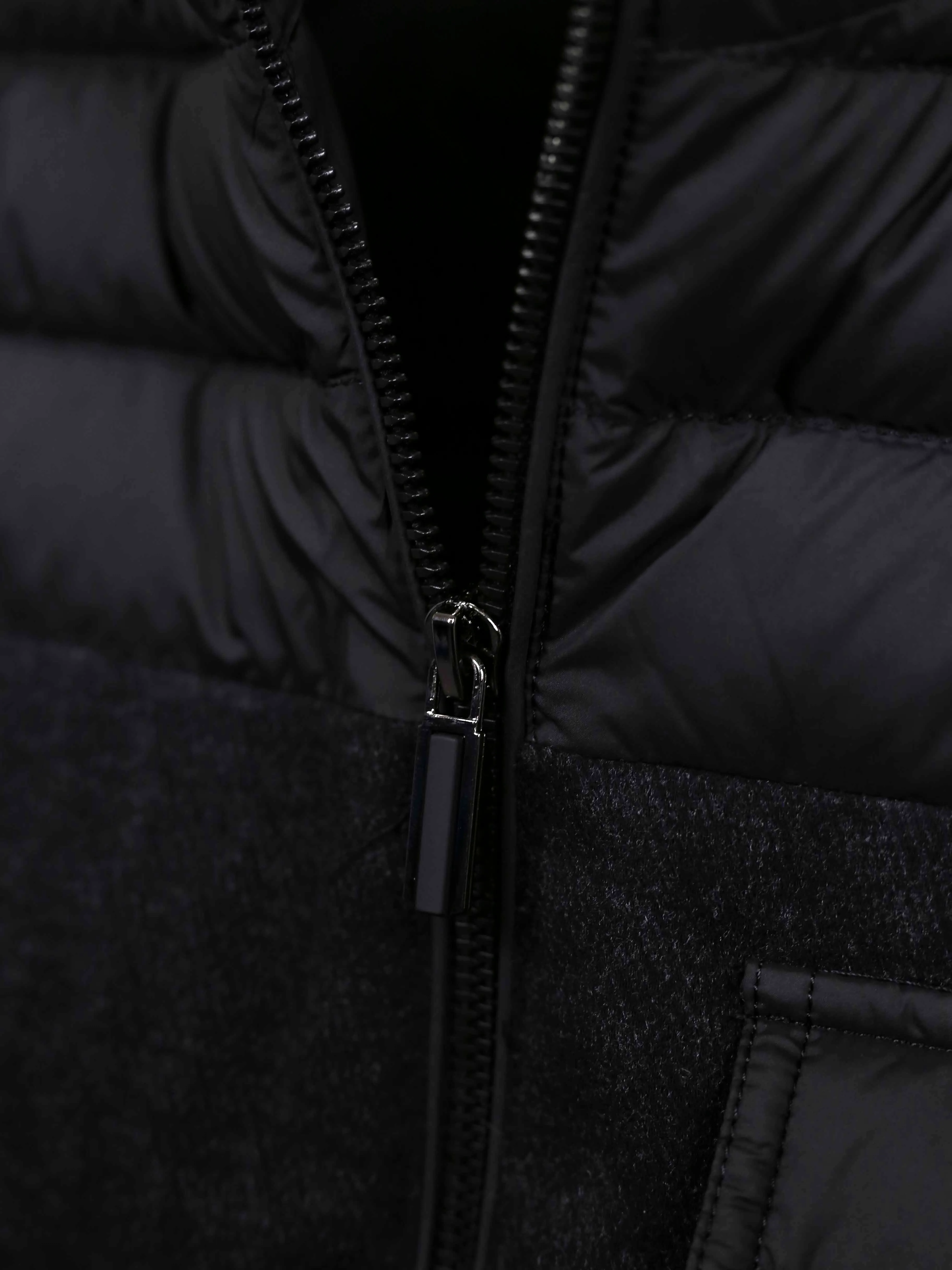 P520 MONCLER/Moncler early winter light down vest, national standard 90 white duck down, with quality inspection report, lightweight and fashionable, warm and stylish. The down vest gives winter style warmth, can be matched with any style, and has a sporty feel. The same style is available offline simultaneously. In winter, add a down vest to his wardrobe! This vest has a down lining, which is warm and lightweight, and the 90% down filling means you don’t have to worry about cold winds. 💪 Boys can find a suitable size regardless of their height or shape. Wearing it will instantly enhance your gentlemanly demeanor. 🕴️ The detailed quilting process not only doubles the warmth effect, but also modifies the body shape, making your he look taller and taller. 👌 Whether it is daily travel or formal occasions, this down vest is the perfect choice. Give him a warm and fashionable autumn and winter, you deserve it! 🎁