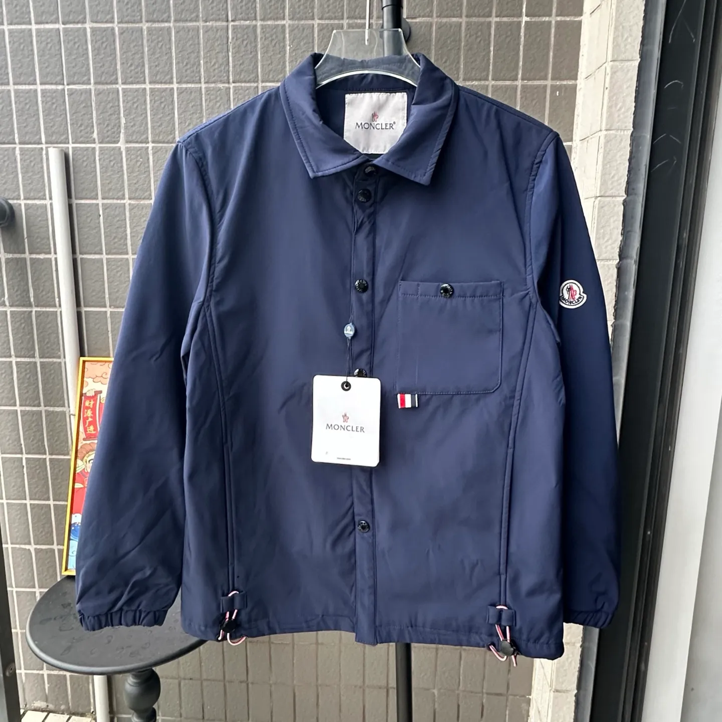 P310 model number: TT86 Moncler logo zipper shirt jacket. Custom-made high-quality cotton hidden pattern gabardine. Full of texture. Comfortable and close to the skin. The brown tone exudes restrained tenderness. The iconic Moncler logo embroidered logo is embellished on it to increase brand recognition. Simple and smooth lines. The zipper opening and closing also follows the principle of minimalism. Use simplicity as the pen and texture as the ink. Use the simplest elements to outline the most moving fashion picture. Process 1: Use imported special machine infrared to locate the "Moncler logo embroidery", the position is more accurate and strong. Process 2: Template machine to open the bag. The preset template guides the position, shape and size of the bag opening. The accuracy ensures the quality of the bag opening effect. Process 3: The fabrics have been washed and have a better hand feel. Not easy to deform, not easy to shrink, not easy to fade, and maintain long-term beauty. Color: navy black Size: S-XL