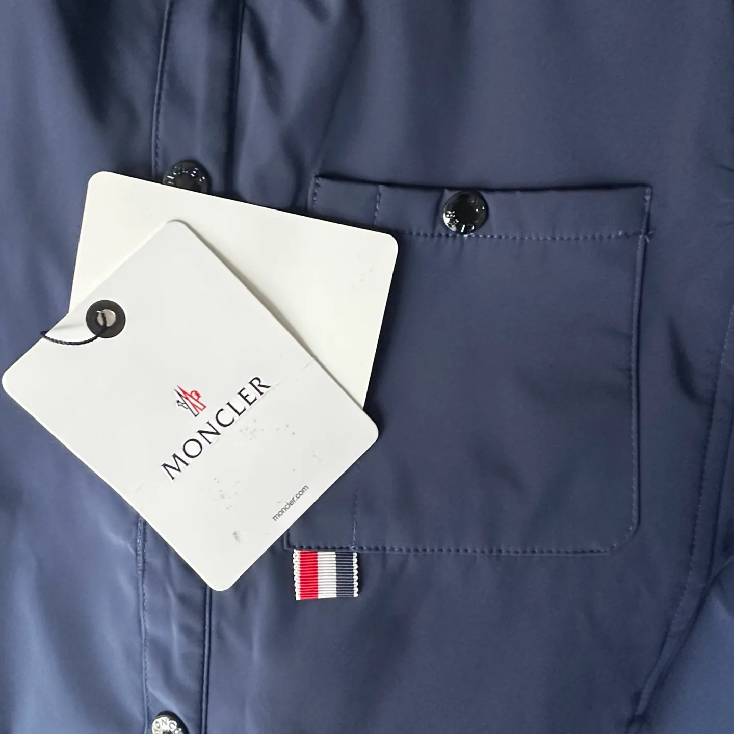 P310 model number: TT86 Moncler logo zipper shirt jacket. Custom-made high-quality cotton hidden pattern gabardine. Full of texture. Comfortable and close to the skin. The brown tone exudes restrained tenderness. The iconic Moncler logo embroidered logo is embellished on it to increase brand recognition. Simple and smooth lines. The zipper opening and closing also follows the principle of minimalism. Use simplicity as the pen and texture as the ink. Use the simplest elements to outline the most moving fashion picture. Process 1: Use imported special machine infrared to locate the "Moncler logo embroidery", the position is more accurate and strong. Process 2: Template machine to open the bag. The preset template guides the position, shape and size of the bag opening. The accuracy ensures the quality of the bag opening effect. Process 3: The fabrics have been washed and have a better hand feel. Not easy to deform, not easy to shrink, not easy to fade, and maintain long-term beauty. Color: navy black Size: S-XL