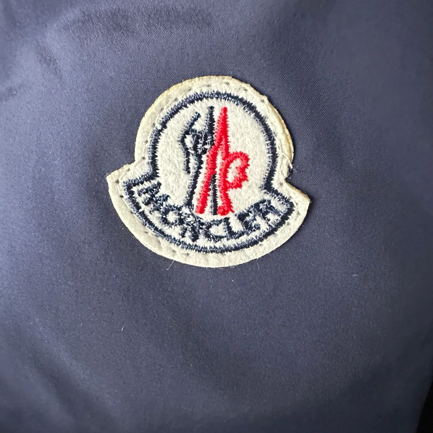 P310 model number: TT86 Moncler logo zipper shirt jacket. Custom-made high-quality cotton hidden pattern gabardine. Full of texture. Comfortable and close to the skin. The brown tone exudes restrained tenderness. The iconic Moncler logo embroidered logo is embellished on it to increase brand recognition. Simple and smooth lines. The zipper opening and closing also follows the principle of minimalism. Use simplicity as the pen and texture as the ink. Use the simplest elements to outline the most moving fashion picture. Process 1: Use imported special machine infrared to locate the "Moncler logo embroidery", the position is more accurate and strong. Process 2: Template machine to open the bag. The preset template guides the position, shape and size of the bag opening. The accuracy ensures the quality of the bag opening effect. Process 3: The fabrics have been washed and have a better hand feel. Not easy to deform, not easy to shrink, not easy to fade, and maintain long-term beauty. Color: navy black Size: S-XL