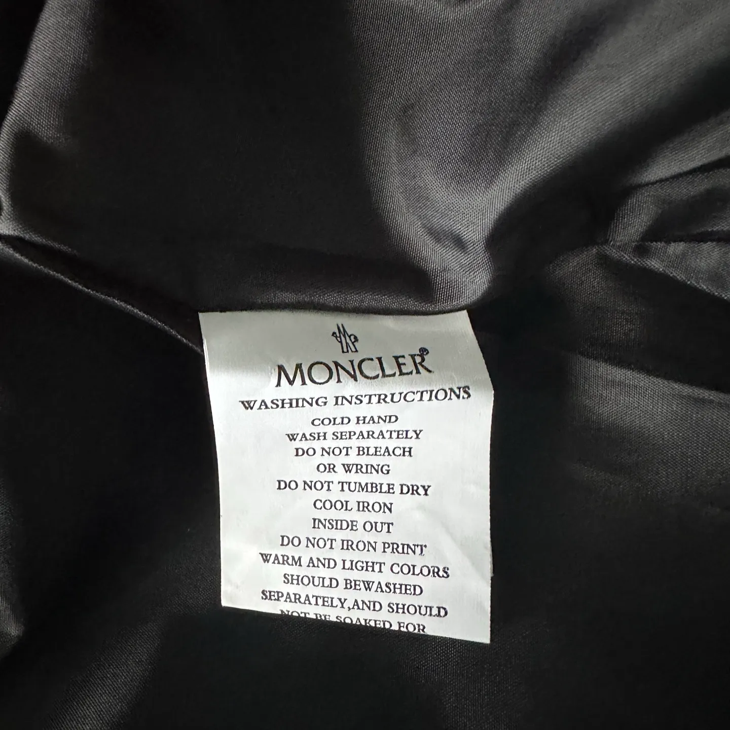 P310 model number: TT86 Moncler logo zipper shirt jacket. Custom-made high-quality cotton hidden pattern gabardine. Full of texture. Comfortable and close to the skin. The brown tone exudes restrained tenderness. The iconic Moncler logo embroidered logo is embellished on it to increase brand recognition. Simple and smooth lines. The zipper opening and closing also follows the principle of minimalism. Use simplicity as the pen and texture as the ink. Use the simplest elements to outline the most moving fashion picture. Process 1: Use imported special machine infrared to locate the "Moncler logo embroidery", the position is more accurate and strong. Process 2: Template machine to open the bag. The preset template guides the position, shape and size of the bag opening. The accuracy ensures the quality of the bag opening effect. Process 3: The fabrics have been washed and have a better hand feel. Not easy to deform, not easy to shrink, not easy to fade, and maintain long-term beauty. Color: navy black Size: S-XL
