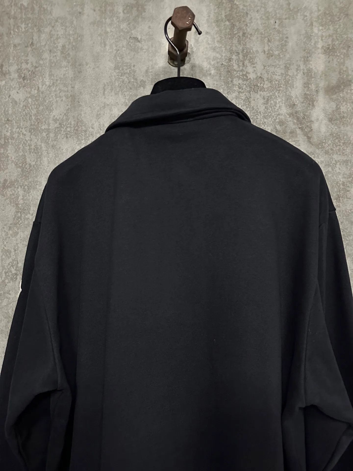 P380 MONCLER Mouth embroidery printed lapel sweatshirt Fabric: Made of 380g brushed sweatshirt terry, the fabric is brushed to make the surface feel softer and smoother. The thread is matched with 1*1 double yarn thread. The embroidery uses flat lines and is embellished with embroidered brand letters. The armband is made of sheepskin composite embroidery technology. The lower part of the sleeve is printed with artificial glue and ultra-fine film screen. This sweatshirt is made of cotton fleece fabric and is an everyday basic item in the Monclerx FRGMT co-creation series. Moncler Genius design piece with logo embroidery. Wear with matching bottoms for a complete look. Made of cotton fleece collar Half-zip closure Logo print and embroidery details Custom hardware Threads Trims Matching Fit Unisex -Color: Black -Size: S M L XL