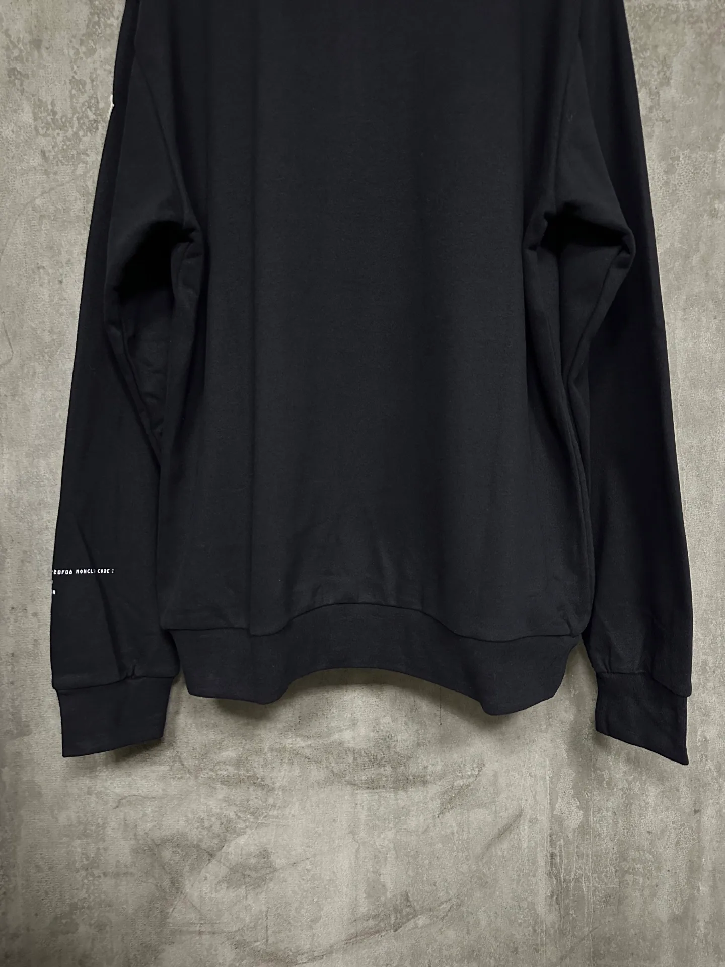 P380 MONCLER Mouth embroidery printed lapel sweatshirt Fabric: Made of 380g brushed sweatshirt terry, the fabric is brushed to make the surface feel softer and smoother. The thread is matched with 1*1 double yarn thread. The embroidery uses flat lines and is embellished with embroidered brand letters. The armband is made of sheepskin composite embroidery technology. The lower part of the sleeve is printed with artificial glue and ultra-fine film screen. This sweatshirt is made of cotton fleece fabric and is an everyday basic item in the Monclerx FRGMT co-creation series. Moncler Genius design piece with logo embroidery. Wear with matching bottoms for a complete look. Made of cotton fleece collar Half-zip closure Logo print and embroidery details Custom hardware Threads Trims Matching Fit Unisex -Color: Black -Size: S M L XL