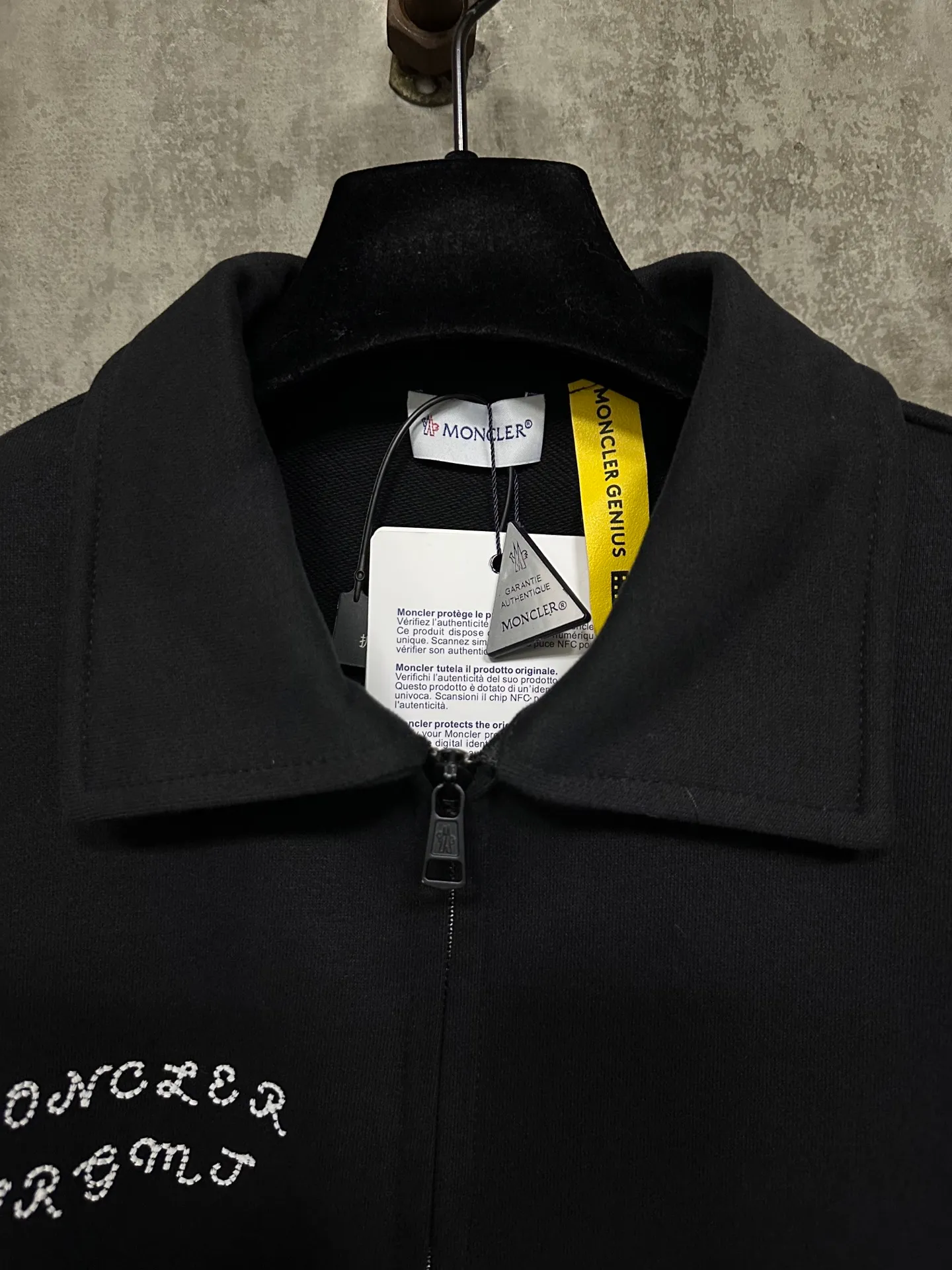 P380 MONCLER Mouth embroidery printed lapel sweatshirt Fabric: Made of 380g brushed sweatshirt terry, the fabric is brushed to make the surface feel softer and smoother. The thread is matched with 1*1 double yarn thread. The embroidery uses flat lines and is embellished with embroidered brand letters. The armband is made of sheepskin composite embroidery technology. The lower part of the sleeve is printed with artificial glue and ultra-fine film screen. This sweatshirt is made of cotton fleece fabric and is an everyday basic item in the Monclerx FRGMT co-creation series. Moncler Genius design piece with logo embroidery. Wear with matching bottoms for a complete look. Made of cotton fleece collar Half-zip closure Logo print and embroidery details Custom hardware Threads Trims Matching Fit Unisex -Color: Black -Size: S M L XL