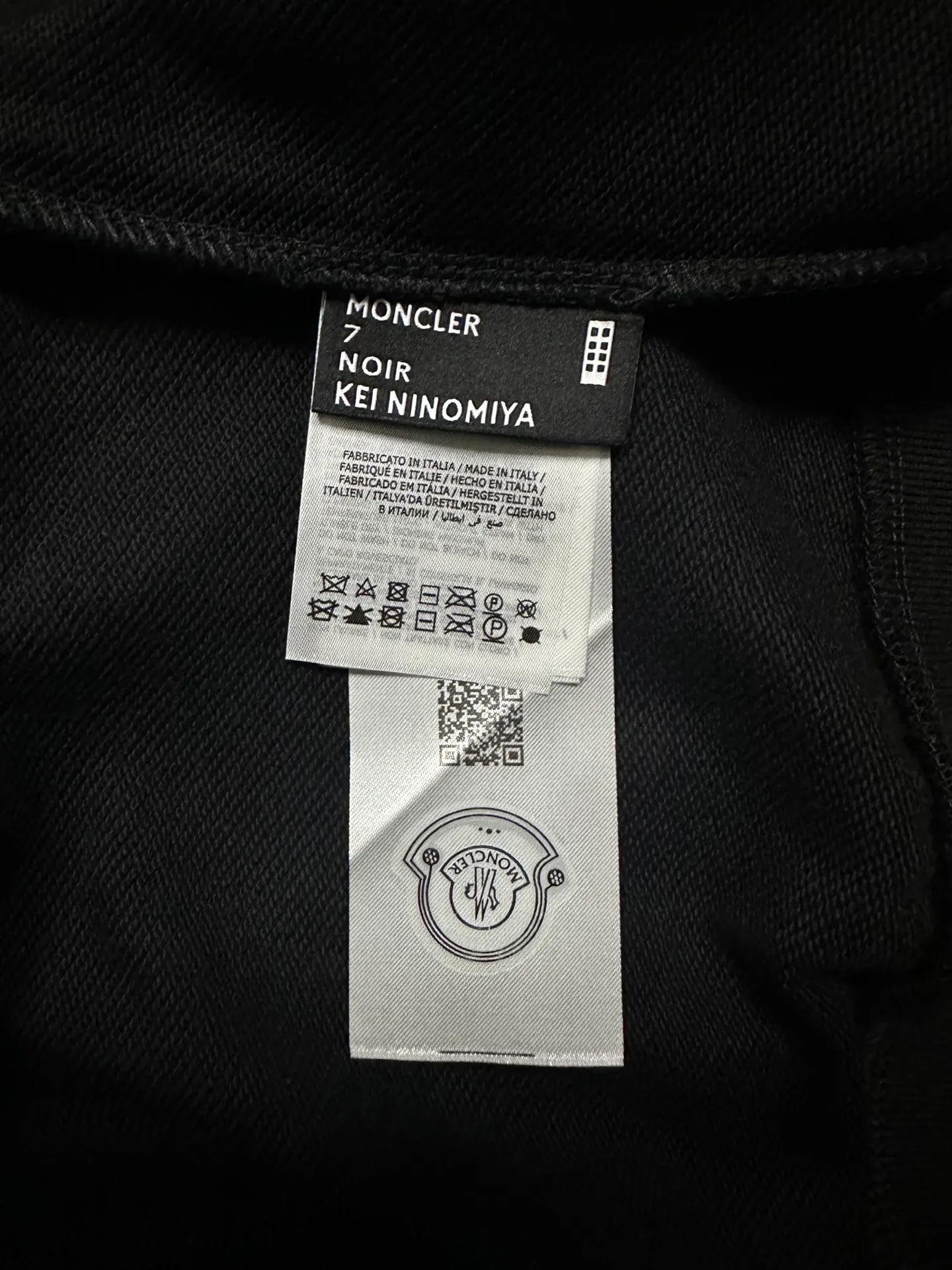 P380 MONCLER Mouth embroidery printed lapel sweatshirt Fabric: Made of 380g brushed sweatshirt terry, the fabric is brushed to make the surface feel softer and smoother. The thread is matched with 1*1 double yarn thread. The embroidery uses flat lines and is embellished with embroidered brand letters. The armband is made of sheepskin composite embroidery technology. The lower part of the sleeve is printed with artificial glue and ultra-fine film screen. This sweatshirt is made of cotton fleece fabric and is an everyday basic item in the Monclerx FRGMT co-creation series. Moncler Genius design piece with logo embroidery. Wear with matching bottoms for a complete look. Made of cotton fleece collar Half-zip closure Logo print and embroidery details Custom hardware Threads Trims Matching Fit Unisex -Color: Black -Size: S M L XL