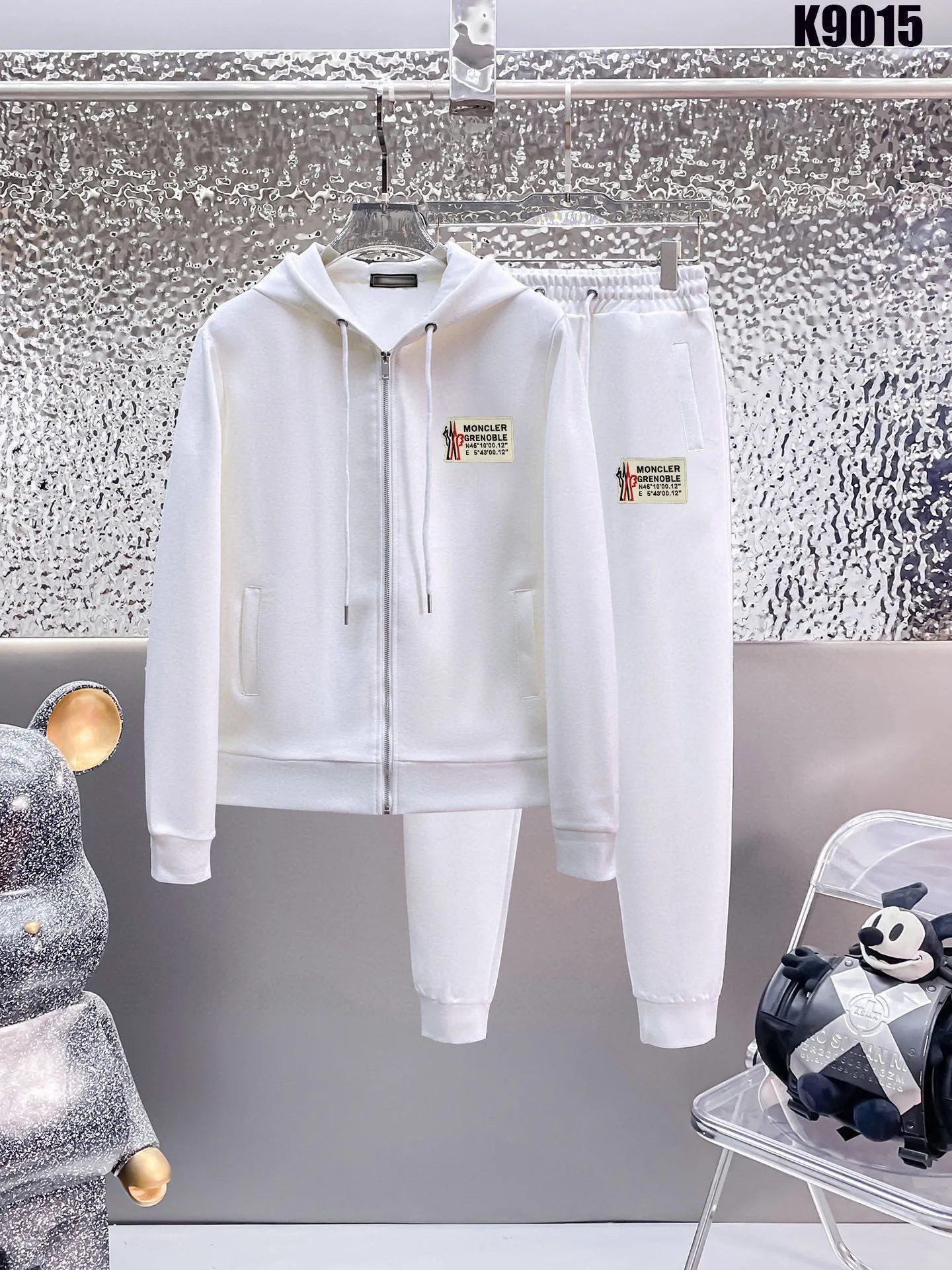 P400 💰 [MONCLER Mouth Covering] (Gospel for Fatty) Hot-selling suit is here. Focus on the original version of the official website. 2025 new hot-selling cardigan sweater suit. The original order is the best product. 🇭🇰The meticulous work of top designers. Just for a fitting and perfect upper body effect. 100% natural high-quality Roman cotton, close-fitting comfort, noble and elegant! Original hardware embodies elegance and nobility! Counter size: M-5XL (maximum wear up to 220 pounds)