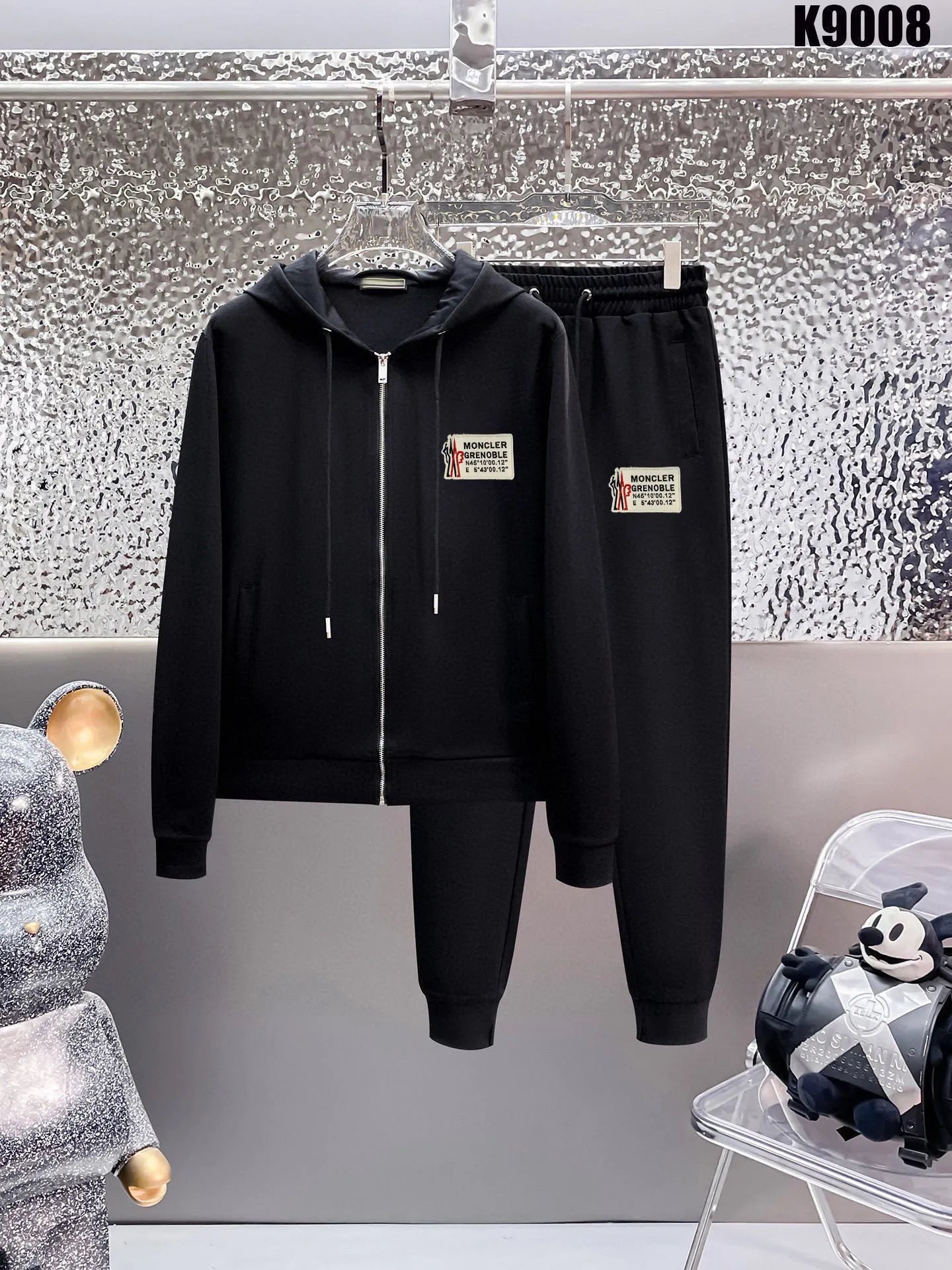 P400 💰 [MONCLER Mouth Covering] (Gospel for Fatty) Hot-selling suit is here. Focus on the original version of the official website. 2025 new hot-selling cardigan sweater suit. The original order is the best product. 🇭🇰The meticulous work of top designers. Just for a fitting and perfect upper body effect. 100% natural high-quality Roman cotton, close-fitting comfort, noble and elegant! Original hardware embodies elegance and nobility! Counter size: M-5XL (maximum wear up to 220 pounds)