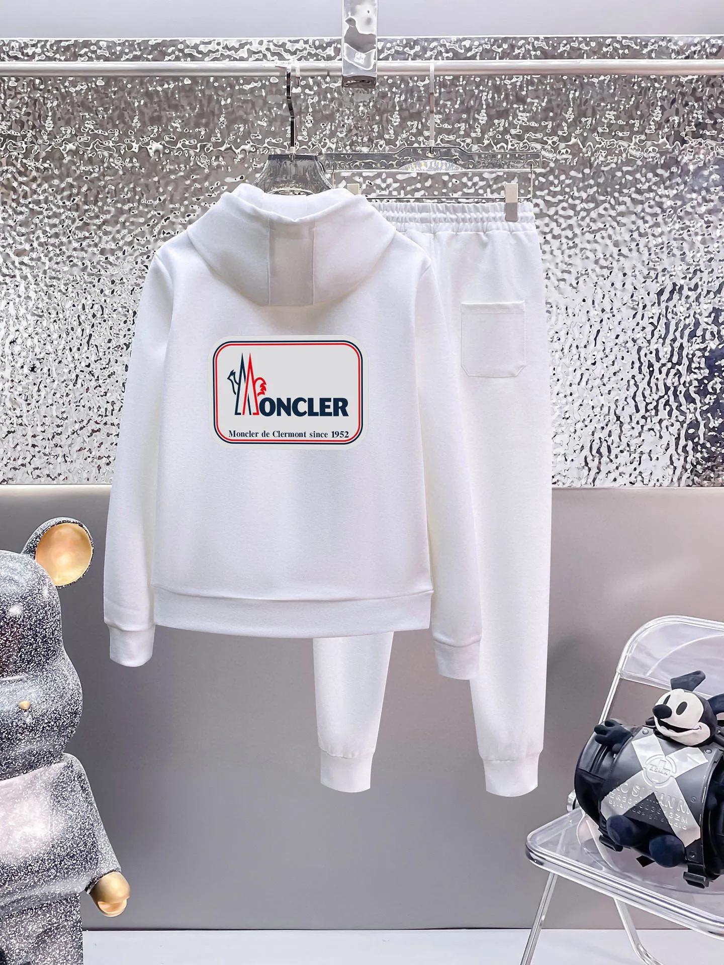 P400 💰 [MONCLER Mouth Covering] (Gospel for Fatty) Hot-selling suit is here. Focus on the original version of the official website. 2025 new hot-selling cardigan sweater suit. The original order is the best product. 🇭🇰The meticulous work of top designers. Just for a fitting and perfect upper body effect. 100% natural high-quality Roman cotton, close-fitting comfort, noble and elegant! Original hardware embodies elegance and nobility! Counter size: M-5XL (maximum wear up to 220 pounds)