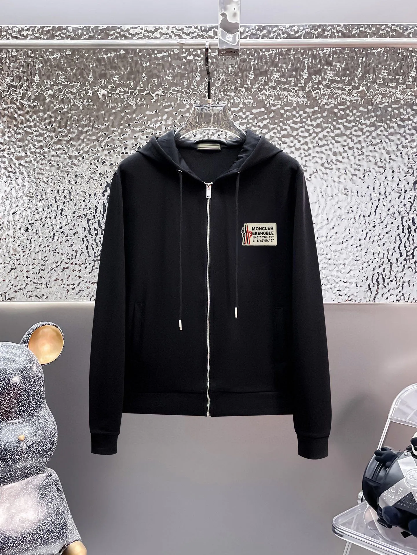 P400 💰 [MONCLER Mouth Covering] (Gospel for Fatty) Hot-selling suit is here. Focus on the original version of the official website. 2025 new hot-selling cardigan sweater suit. The original order is the best product. 🇭🇰The meticulous work of top designers. Just for a fitting and perfect upper body effect. 100% natural high-quality Roman cotton, close-fitting comfort, noble and elegant! Original hardware embodies elegance and nobility! Counter size: M-5XL (maximum wear up to 220 pounds)