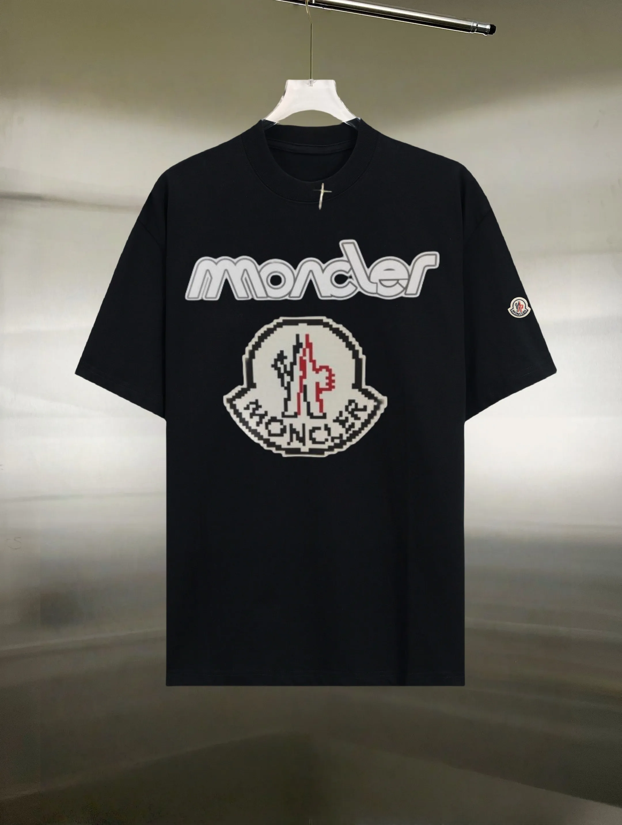 P130 Style: Moncler/muzzled short-sleeved T-shirt Fabric: 300g double yarn 100% cotton Rib: 320g Solona Process: Printing Color: White Black Size: S M L XL XXL No gender distinction, same style for men and women