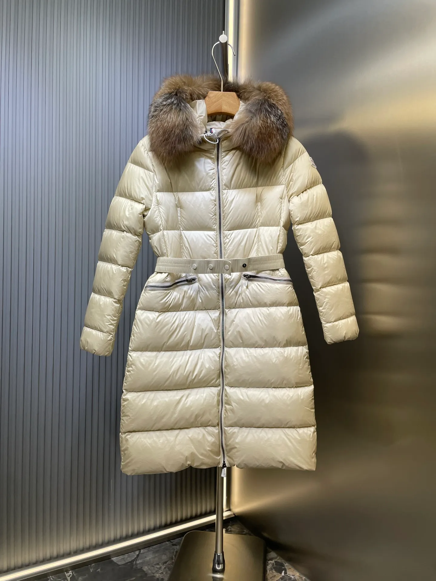 P1300 Long Moncler🌟Women's waist-cinching large fur collar long down jacket. Fashionable waist-cinching fur collar down jacket, designed with nylon Leger carved lines, down filling and iconic Boudin quil seams. Stretch straps at the waist give you a slim and feminine look. A zipper closure with dual zipper pulls and a removable frost fox edge on the hood let you customize the style to suit your climate and needs. The "paper down jacket" made by Heavy Industry will become a new member of the thin style in autumn and winter. The material has a glossy feel, is very light, and has a particularly delicate feel. Wearing it on the body feels lighter and warmer.  The fine and smooth craftsmanship ensures the silhouette of the clothes. The classic down hood and detachable fox fur collar are fluffy, soft and textured. You can intuitively feel its high quality with the naked eye. The fine and visible fur can easily create a small V-face.  The windproof pockets and back waistband design make the entire down jacket slimmer and more fashionable!          Color: Black Size: 1-4