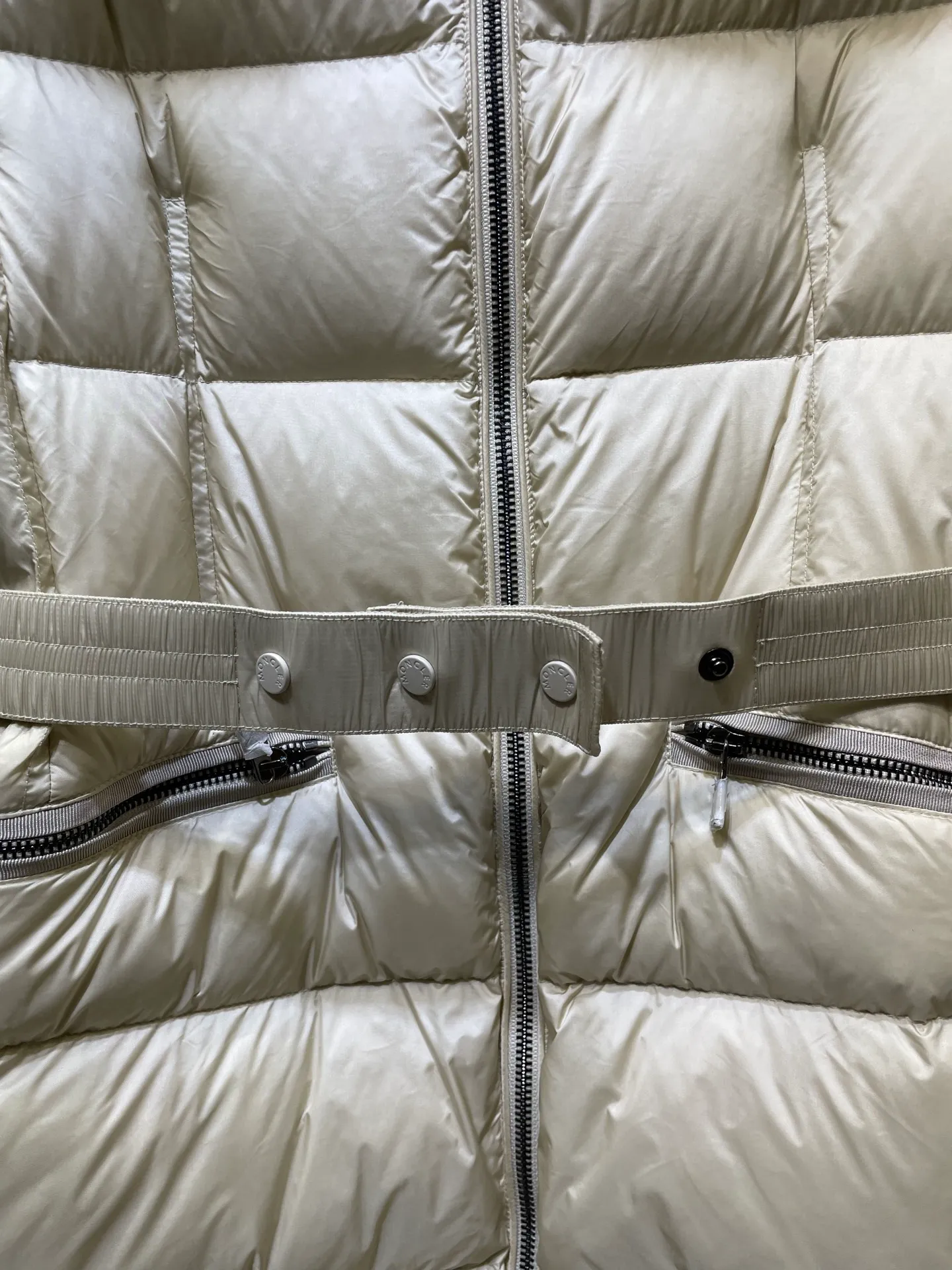 P1300 Long Moncler🌟Women's waist-cinching large fur collar long down jacket. Fashionable waist-cinching fur collar down jacket, designed with nylon Leger carved lines, down filling and iconic Boudin quil seams. Stretch straps at the waist give you a slim and feminine look. A zipper closure with dual zipper pulls and a removable frost fox edge on the hood let you customize the style to suit your climate and needs. The "paper down jacket" made by Heavy Industry will become a new member of the thin style in autumn and winter. The material has a glossy feel, is very light, and has a particularly delicate feel. Wearing it on the body feels lighter and warmer.  The fine and smooth craftsmanship ensures the silhouette of the clothes. The classic down hood and detachable fox fur collar are fluffy, soft and textured. You can intuitively feel its high quality with the naked eye. The fine and visible fur can easily create a small V-face.  The windproof pockets and back waistband design make the entire down jacket slimmer and more fashionable!          Color: Black Size: 1-4