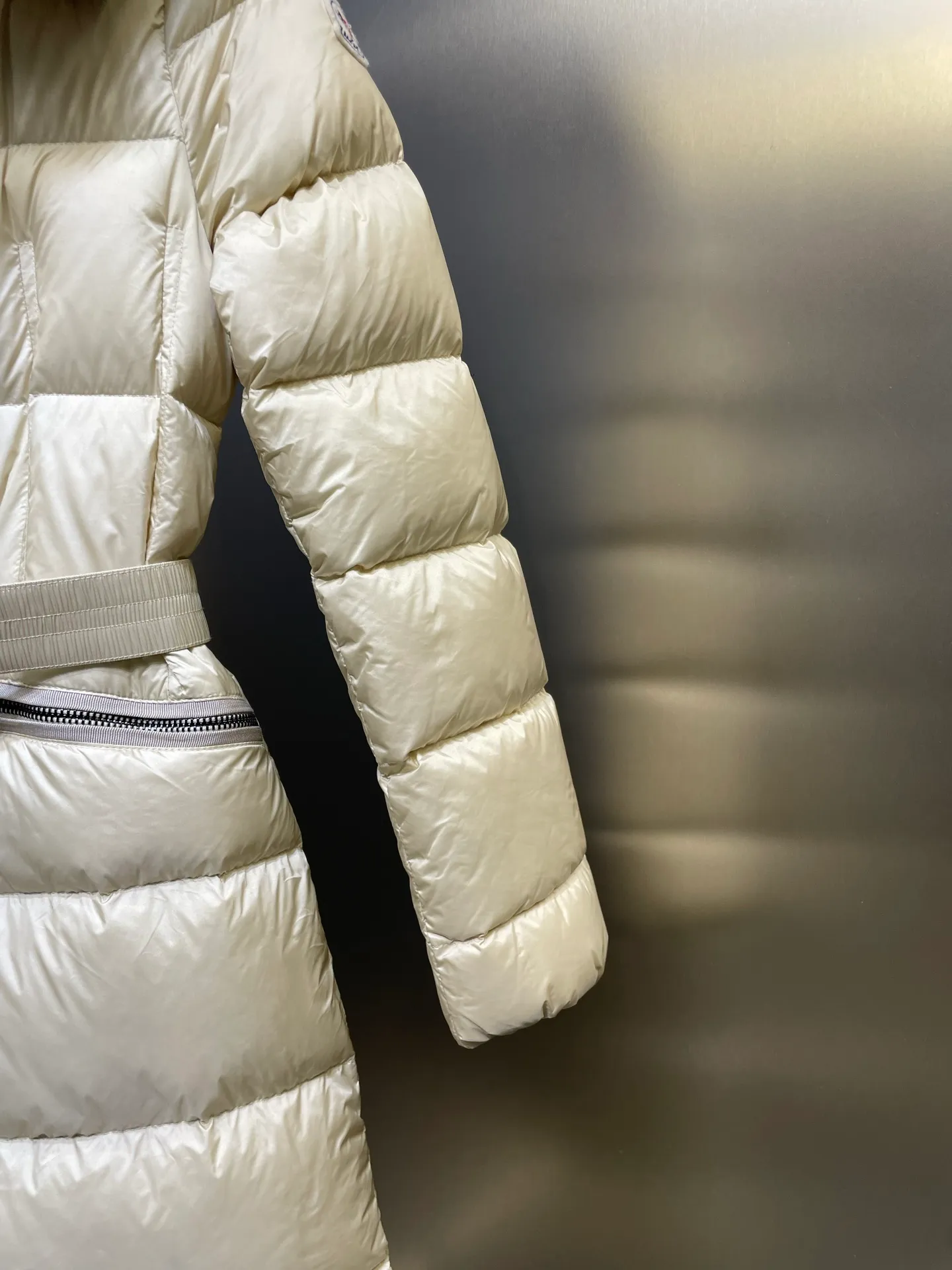 P1300 Long Moncler🌟Women's waist-cinching large fur collar long down jacket. Fashionable waist-cinching fur collar down jacket, designed with nylon Leger carved lines, down filling and iconic Boudin quil seams. Stretch straps at the waist give you a slim and feminine look. A zipper closure with dual zipper pulls and a removable frost fox edge on the hood let you customize the style to suit your climate and needs. The "paper down jacket" made by Heavy Industry will become a new member of the thin style in autumn and winter. The material has a glossy feel, is very light, and has a particularly delicate feel. Wearing it on the body feels lighter and warmer.  The fine and smooth craftsmanship ensures the silhouette of the clothes. The classic down hood and detachable fox fur collar are fluffy, soft and textured. You can intuitively feel its high quality with the naked eye. The fine and visible fur can easily create a small V-face.  The windproof pockets and back waistband design make the entire down jacket slimmer and more fashionable!          Color: Black Size: 1-4