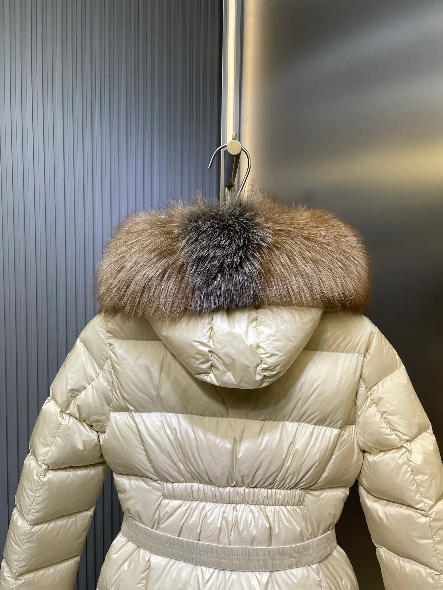 P1300 Long Moncler🌟Women's waist-cinching large fur collar long down jacket. Fashionable waist-cinching fur collar down jacket, designed with nylon Leger carved lines, down filling and iconic Boudin quil seams. Stretch straps at the waist give you a slim and feminine look. A zipper closure with dual zipper pulls and a removable frost fox edge on the hood let you customize the style to suit your climate and needs. The "paper down jacket" made by Heavy Industry will become a new member of the thin style in autumn and winter. The material has a glossy feel, is very light, and has a particularly delicate feel. Wearing it on the body feels lighter and warmer.  The fine and smooth craftsmanship ensures the silhouette of the clothes. The classic down hood and detachable fox fur collar are fluffy, soft and textured. You can intuitively feel its high quality with the naked eye. The fine and visible fur can easily create a small V-face.  The windproof pockets and back waistband design make the entire down jacket slimmer and more fashionable!          Color: Black Size: 1-4
