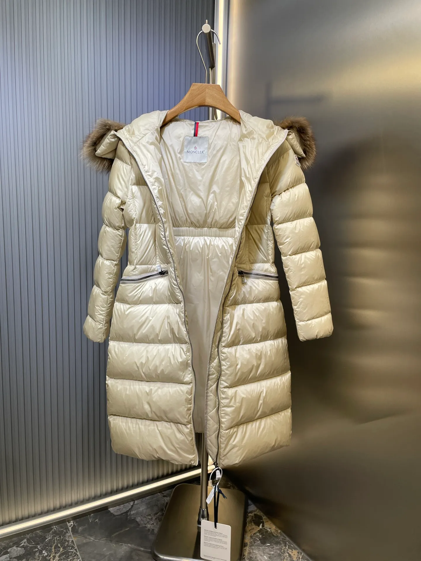 P1300 Long Moncler🌟Women's waist-cinching large fur collar long down jacket. Fashionable waist-cinching fur collar down jacket, designed with nylon Leger carved lines, down filling and iconic Boudin quil seams. Stretch straps at the waist give you a slim and feminine look. A zipper closure with dual zipper pulls and a removable frost fox edge on the hood let you customize the style to suit your climate and needs. The "paper down jacket" made by Heavy Industry will become a new member of the thin style in autumn and winter. The material has a glossy feel, is very light, and has a particularly delicate feel. Wearing it on the body feels lighter and warmer.  The fine and smooth craftsmanship ensures the silhouette of the clothes. The classic down hood and detachable fox fur collar are fluffy, soft and textured. You can intuitively feel its high quality with the naked eye. The fine and visible fur can easily create a small V-face.  The windproof pockets and back waistband design make the entire down jacket slimmer and more fashionable!          Color: Black Size: 1-4