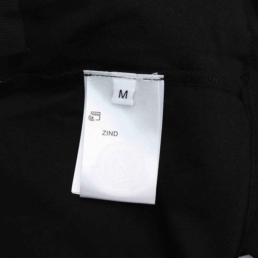 P148 Style No.: 846 〈MONCLER〉The price of the hood is actually quite advantageous. Those who have been to the counters should know that the price of the hood is not much cheaper than that of Gucci Burberry. It is just relatively low-key and unwilling to hype. It is a picture that you want to buy or not. It has an arrogant existence... Exclusively customized 270 grams of 32-count double yarn smooth cotton. The texture is very soft and comfortable. 100% different from the top fabrics in the market (does not shrink, deform, or pill). Matched with 320g 1*1 thread (fabric threads are dyed in the same vat, no color difference, threads are not easy to deform) Color: Black White Size: S-XL
