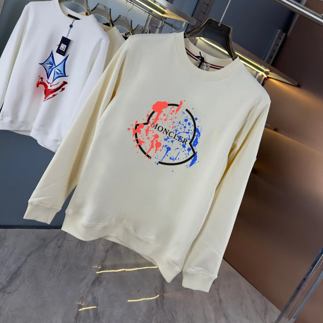 P210 high version sweatshirt) 📦With exclusive picture packaging📦 [Long-term ready stock] Upgraded version "Mobile phone smart sensor ~ NFC chip armband ~ Direct access to the official website anti-counterfeiting" 〖 𝐌𝐎𝐍𝐂𝐋𝐄𝐑 ~ Mouth covering〗 2025 new high quality, using 450g heavyweight fabric Different from the market currency, you can mix and match everything at will and you will be handsome😎The whole clothes is made of double waistcoats. The double waistcoats make the whole dress more three-dimensional. It is not an ordinary factory that can do such fine work. 2025 autumn and winter new style, on sale at the counter, exquisite printed round neck terry sweatshirt. High-end double-ply cotton. Customized stretch ribs are dyed in the same vat. Three standards are complete. It is matched with digital printing patterns and is very breathable. Same style for men and women. Color: black, white, apricot. Size: S M L XL 2XL