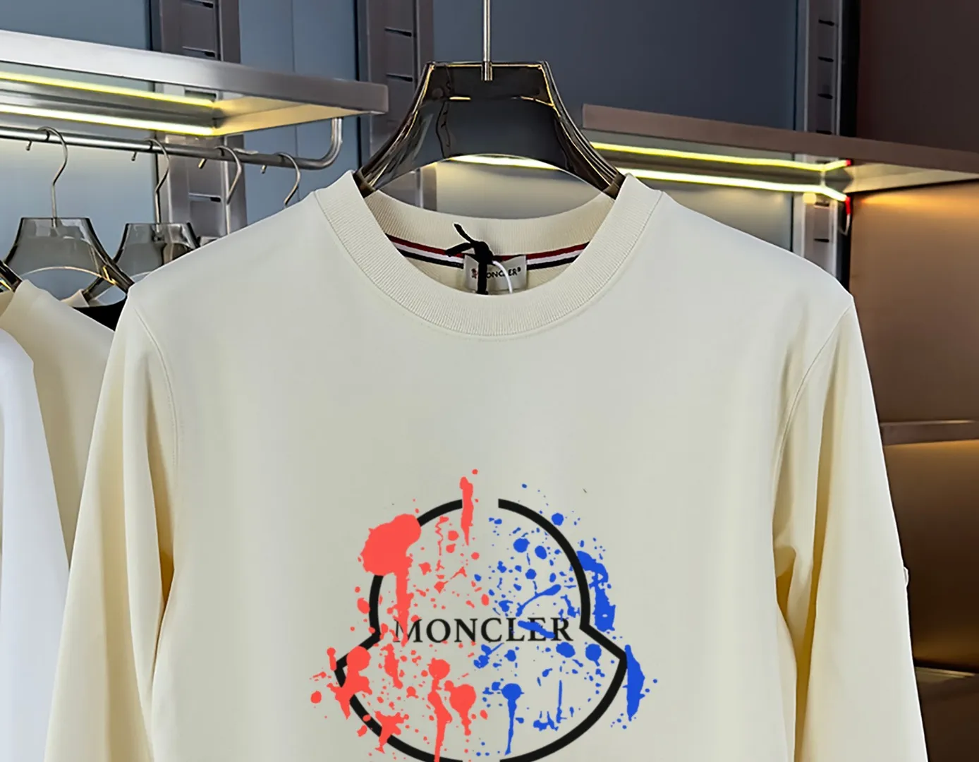 P210 high version sweatshirt) 📦With exclusive picture packaging📦 [Long-term ready stock] Upgraded version "Mobile phone smart sensor ~ NFC chip armband ~ Direct access to the official website anti-counterfeiting" 〖 𝐌𝐎𝐍𝐂𝐋𝐄𝐑 ~ Mouth covering〗 2025 new high quality, using 450g heavyweight fabric Different from the market currency, you can mix and match everything at will and you will be handsome😎The whole clothes is made of double waistcoats. The double waistcoats make the whole dress more three-dimensional. It is not an ordinary factory that can do such fine work. 2025 autumn and winter new style, on sale at the counter, exquisite printed round neck terry sweatshirt. High-end double-ply cotton. Customized stretch ribs are dyed in the same vat. Three standards are complete. It is matched with digital printing patterns and is very breathable. Same style for men and women. Color: black, white, apricot. Size: S M L XL 2XL