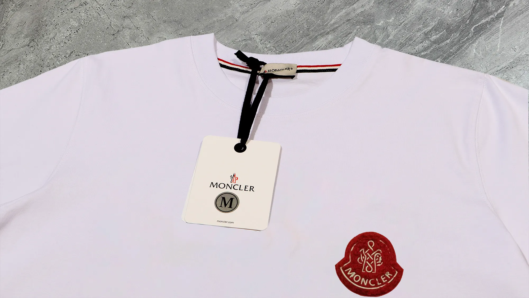 P210 High-version sweatshirt) [Long-term stock] 〖𝐌𝐎𝐍𝐂𝐋𝐄𝐑~Mask〗 Made of 440g heavy-weight fabric. It is different from the market currency. It can be matched with any variety and is properly handsome. 😎The whole dress is made of double waistcoats. The double waistcoats make the whole dress more three-dimensional. Not ordinary factories can do such fine work. 2025 Spring runway version of the T stage, on sale at the counter, round neck terry sweatshirt, high-end double-strand pure cotton, custom-made stretch ribs, dyed in the same vat, complete with three standards, matched with exquisite embroidered LOGO on the chest, simple and advanced, same style for men and women. Color: black, apricot, white, size: S M L XL 2XL
