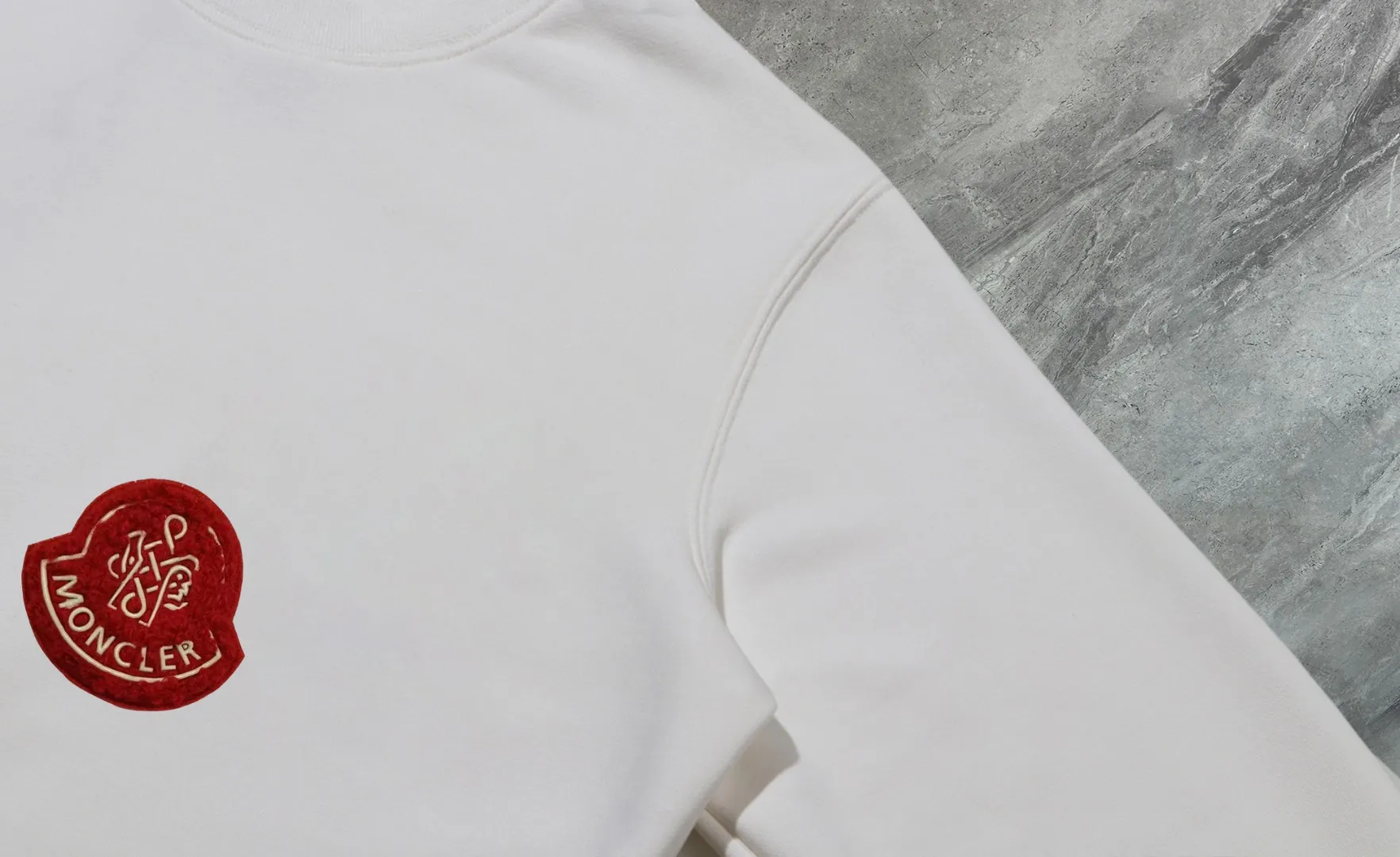 P210 High-version sweatshirt) [Long-term stock] 〖𝐌𝐎𝐍𝐂𝐋𝐄𝐑~Mask〗 Made of 440g heavy-weight fabric. It is different from the market currency. It can be matched with any variety and is properly handsome. 😎The whole dress is made of double waistcoats. The double waistcoats make the whole dress more three-dimensional. Not ordinary factories can do such fine work. 2025 Spring runway version of the T stage, on sale at the counter, round neck terry sweatshirt, high-end double-strand pure cotton, custom-made stretch ribs, dyed in the same vat, complete with three standards, matched with exquisite embroidered LOGO on the chest, simple and advanced, same style for men and women. Color: black, apricot, white, size: S M L XL 2XL