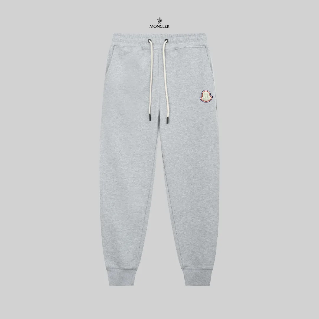 P270 top version, different currency) ✨Moncler SS show model Slim-fitting line logo simple Logo sweatpants 380g weight Compatible with all body types Black and white drawstring design on the waist elastic band Customized drawstring pockets with diagonal pocket design on both sides There is also a small pocket on the back Color: black gray Size S-XL