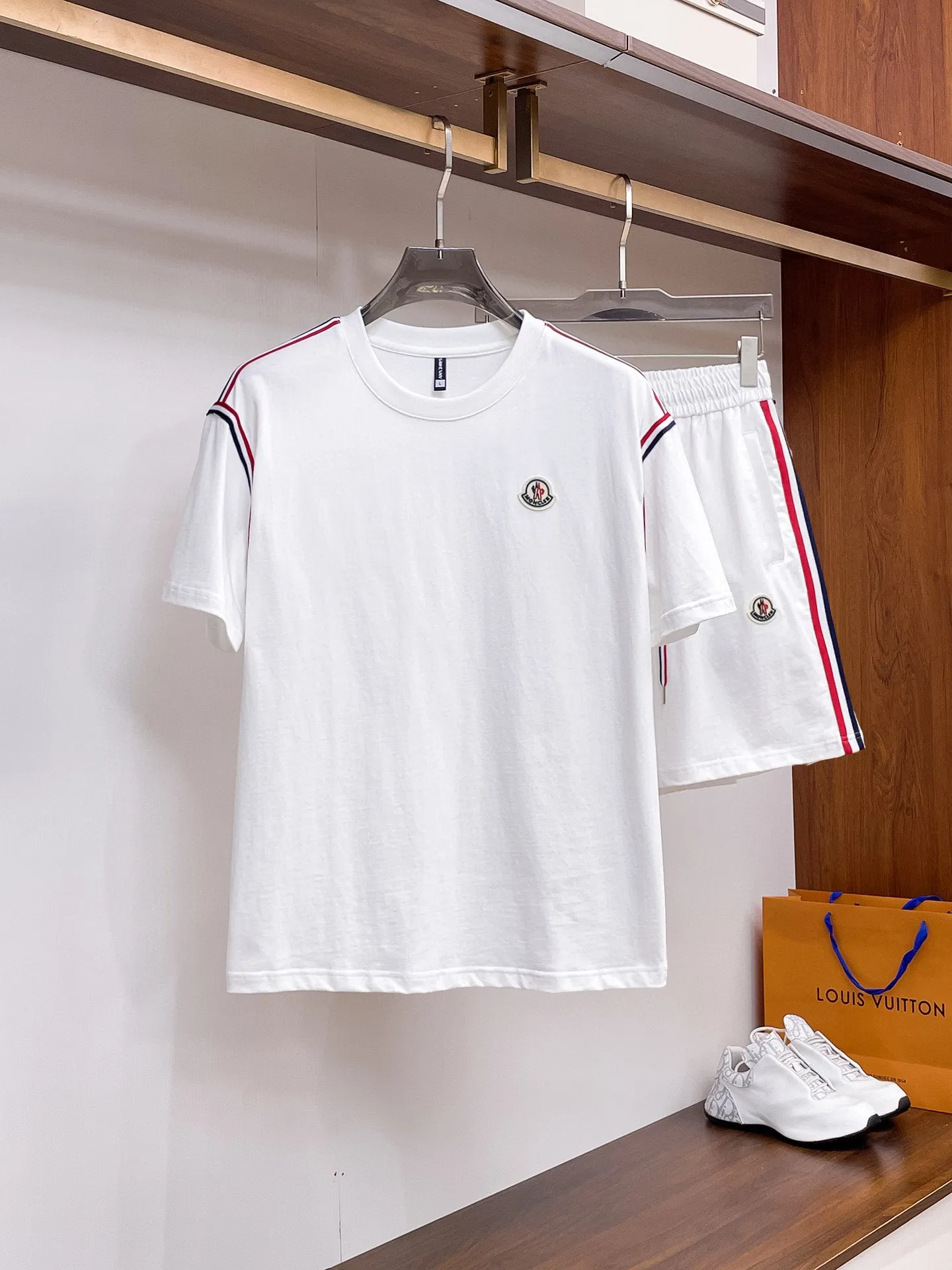 P560 Brand [MONCLER Mouth Covered] 2025 round neck short-sleeved shorts suit. The pure cotton fabric upper body will not be stuffy, the smooth and comfortable skin-friendly effect is more breathable, the fabric has its own texture, classic logo technology, a new interpretation from a unique angle, the first choice for fashion and versatility! Size: M-3XL (maximum wear: 190 pounds)