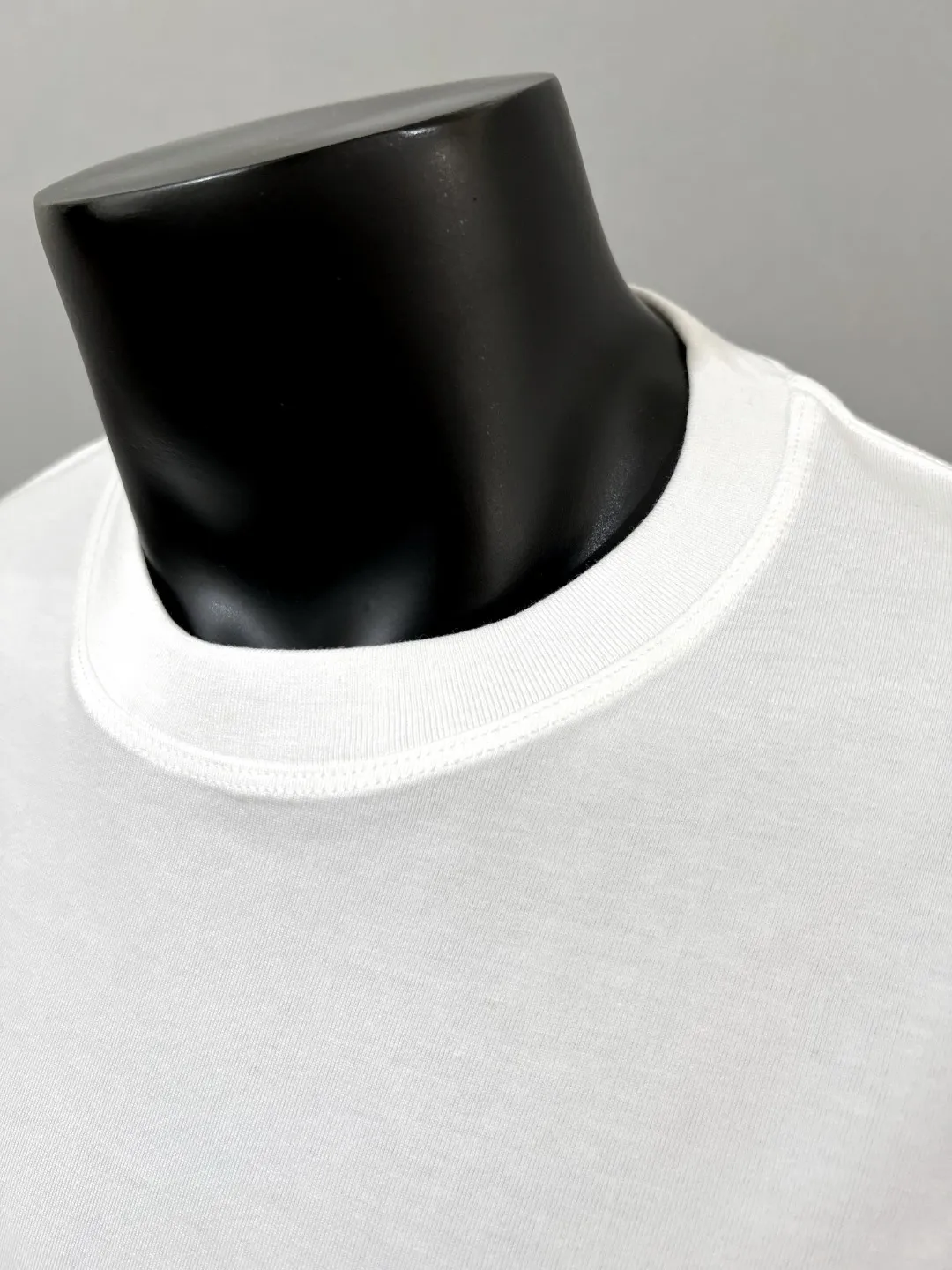 P140 New Meng MONCLER, printed armband round neck short-sleeved T-shirts are on sale at the same time as the official version. The details match the official version. The size of the logo is strictly controlled. The size is standard and the details are in sync with the official version. [Black printed LOGO on white chest] [Black chest apricot beige logo] The color details match the official version; the side sleeves have soft rubber black labels, and the details are standard. Made of 240g double yarn 100% cotton fabric, imported woven threads, the neckline is boned and not easily deformed, factory high-temperature washing process, the fabric is soft and breathable, does not shrink, and is not easy to deform; with NCF washed mark identification, the details are in place and the upper body looks good, European size version, loose and suitable, color: black, white, size XS-L (Can wear up to 200 pounds)