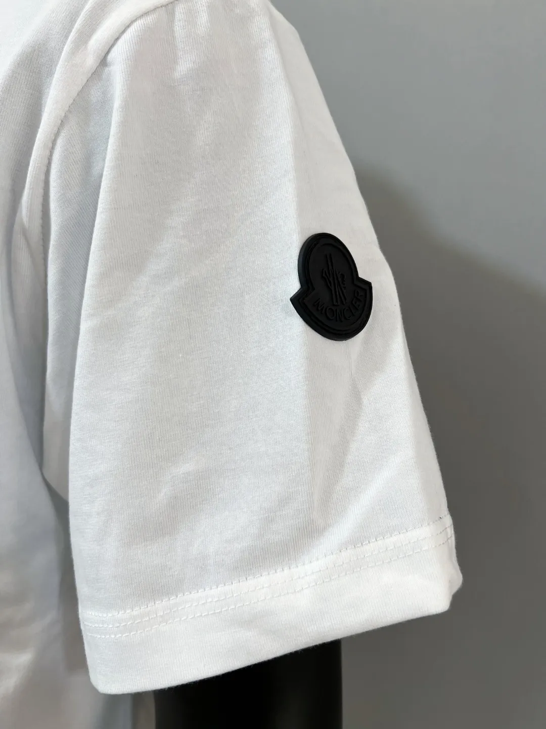 P140 New Meng MONCLER, printed armband round neck short-sleeved T-shirts are on sale at the same time as the official version. The details match the official version. The size of the logo is strictly controlled. The size is standard and the details are in sync with the official version. [Black printed LOGO on white chest] [Black chest apricot beige logo] The color details match the official version; the side sleeves have soft rubber black labels, and the details are standard. Made of 240g double yarn 100% cotton fabric, imported woven threads, the neckline is boned and not easily deformed, factory high-temperature washing process, the fabric is soft and breathable, does not shrink, and is not easy to deform; with NCF washed mark identification, the details are in place and the upper body looks good, European size version, loose and suitable, color: black, white, size XS-L (Can wear up to 200 pounds)