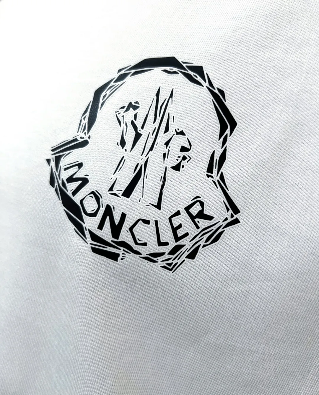P140 New Meng MONCLER, printed armband round neck short-sleeved T-shirts are on sale at the same time as the official version. The details match the official version. The size of the logo is strictly controlled. The size is standard and the details are in sync with the official version. [Black printed LOGO on white chest] [Black chest apricot beige logo] The color details match the official version; the side sleeves have soft rubber black labels, and the details are standard. Made of 240g double yarn 100% cotton fabric, imported woven threads, the neckline is boned and not easily deformed, factory high-temperature washing process, the fabric is soft and breathable, does not shrink, and is not easy to deform; with NCF washed mark identification, the details are in place and the upper body looks good, European size version, loose and suitable, color: black, white, size XS-L (Can wear up to 200 pounds)