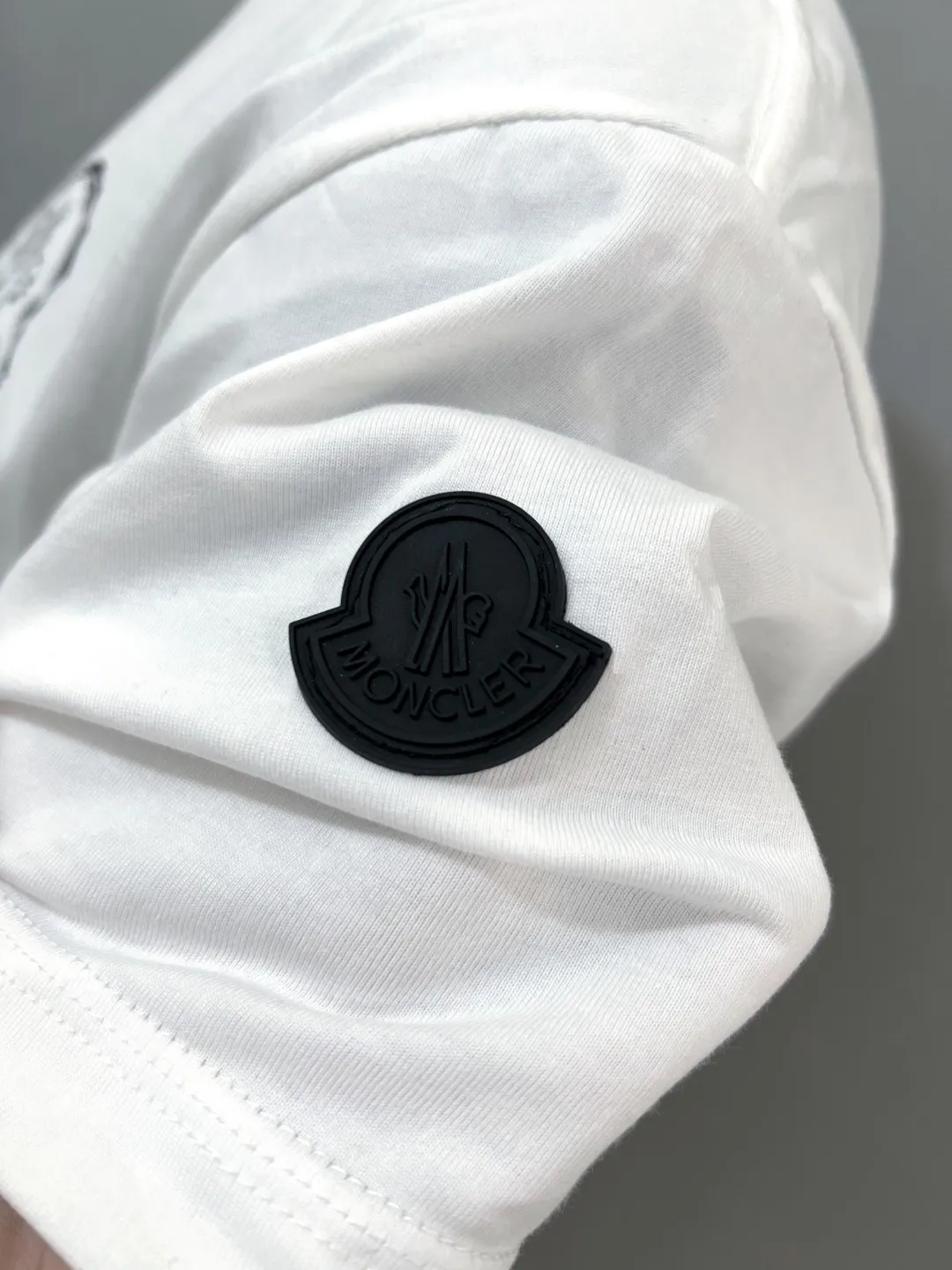 P140 New Meng MONCLER, printed armband round neck short-sleeved T-shirts are on sale at the same time as the official version. The details match the official version. The size of the logo is strictly controlled. The size is standard and the details are in sync with the official version. [Black printed LOGO on white chest] [Black chest apricot beige logo] The color details match the official version; the side sleeves have soft rubber black labels, and the details are standard. Made of 240g double yarn 100% cotton fabric, imported woven threads, the neckline is boned and not easily deformed, factory high-temperature washing process, the fabric is soft and breathable, does not shrink, and is not easy to deform; with NCF washed mark identification, the details are in place and the upper body looks good, European size version, loose and suitable, color: black, white, size XS-L (Can wear up to 200 pounds)