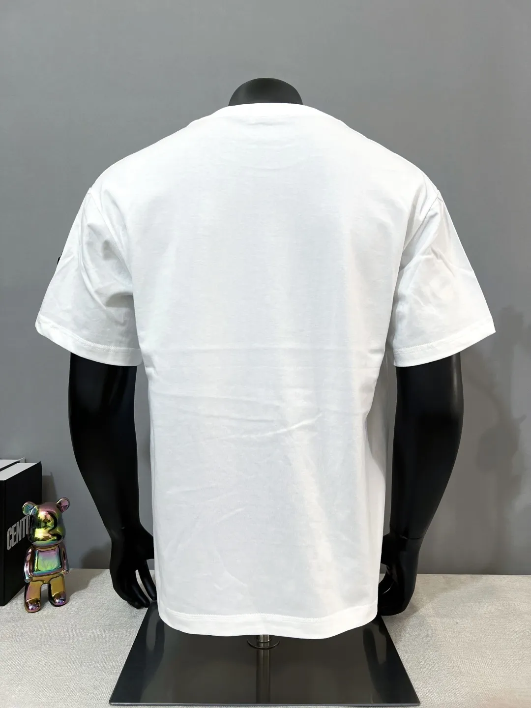 P140 New Meng MONCLER, printed armband round neck short-sleeved T-shirts are on sale at the same time as the official version. The details match the official version. The size of the logo is strictly controlled. The size is standard and the details are in sync with the official version. [Black printed LOGO on white chest] [Black chest apricot beige logo] The color details match the official version; the side sleeves have soft rubber black labels, and the details are standard. Made of 240g double yarn 100% cotton fabric, imported woven threads, the neckline is boned and not easily deformed, factory high-temperature washing process, the fabric is soft and breathable, does not shrink, and is not easy to deform; with NCF washed mark identification, the details are in place and the upper body looks good, European size version, loose and suitable, color: black, white, size XS-L (Can wear up to 200 pounds)