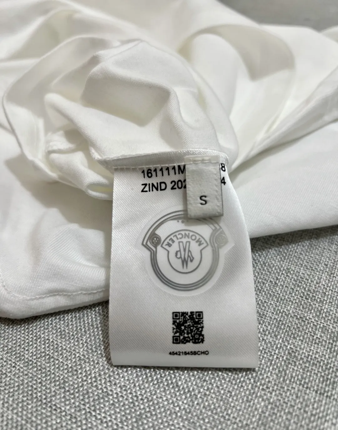 P140 New Meng MONCLER, printed armband round neck short-sleeved T-shirts are on sale at the same time as the official version. The details match the official version. The size of the logo is strictly controlled. The size is standard and the details are in sync with the official version. [Black printed LOGO on white chest] [Black chest apricot beige logo] The color details match the official version; the side sleeves have soft rubber black labels, and the details are standard. Made of 240g double yarn 100% cotton fabric, imported woven threads, the neckline is boned and not easily deformed, factory high-temperature washing process, the fabric is soft and breathable, does not shrink, and is not easy to deform; with NCF washed mark identification, the details are in place and the upper body looks good, European size version, loose and suitable, color: black, white, size XS-L (Can wear up to 200 pounds)
