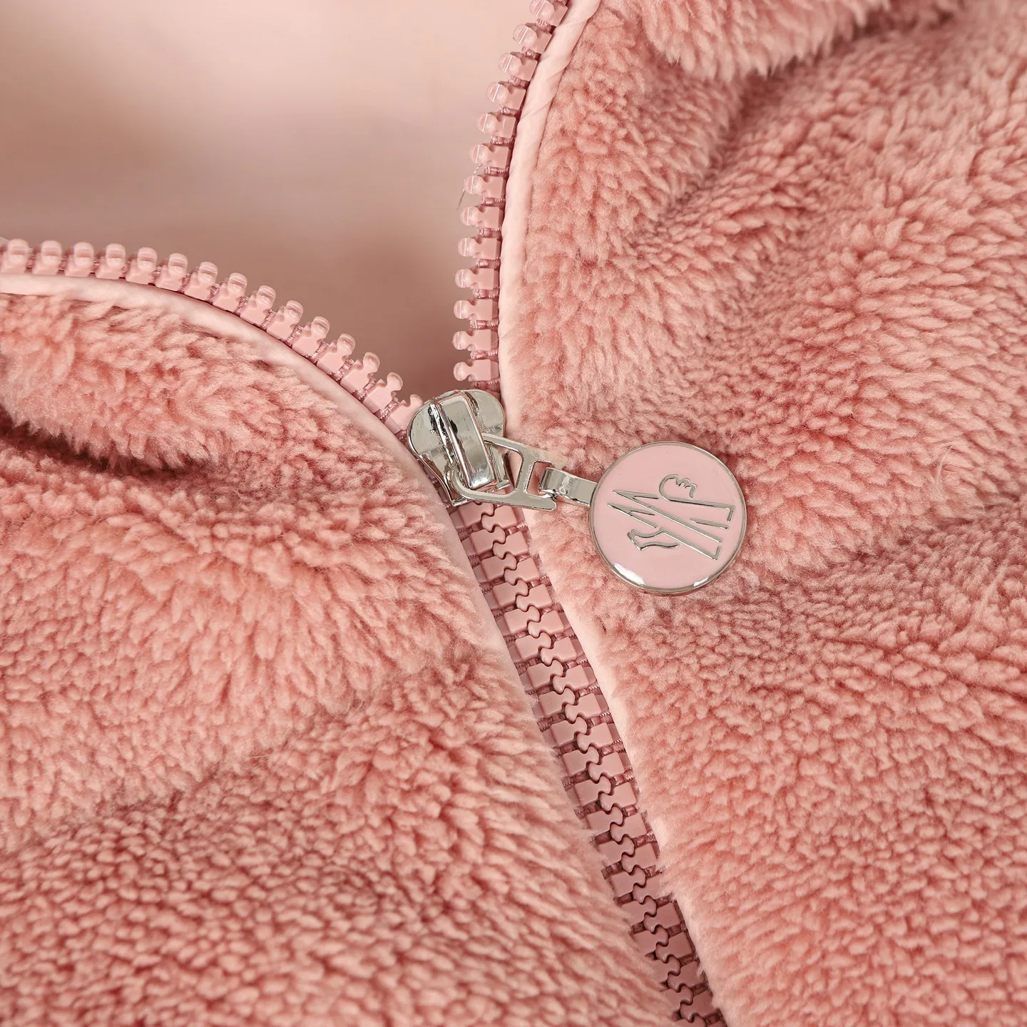 P640 Women's Style] Moncler/Moncler Women's Teddy Teddy Velvet Splicing Knitted Cardigan This cardigan is made of wool and teddy velvet style fabrics, providing a soft and comfortable wearing experience. Midweight knitted piece with down-filled front and back that can easily be worn as a outer layer in warmer weather. Color: white/pink/grey Size: SML